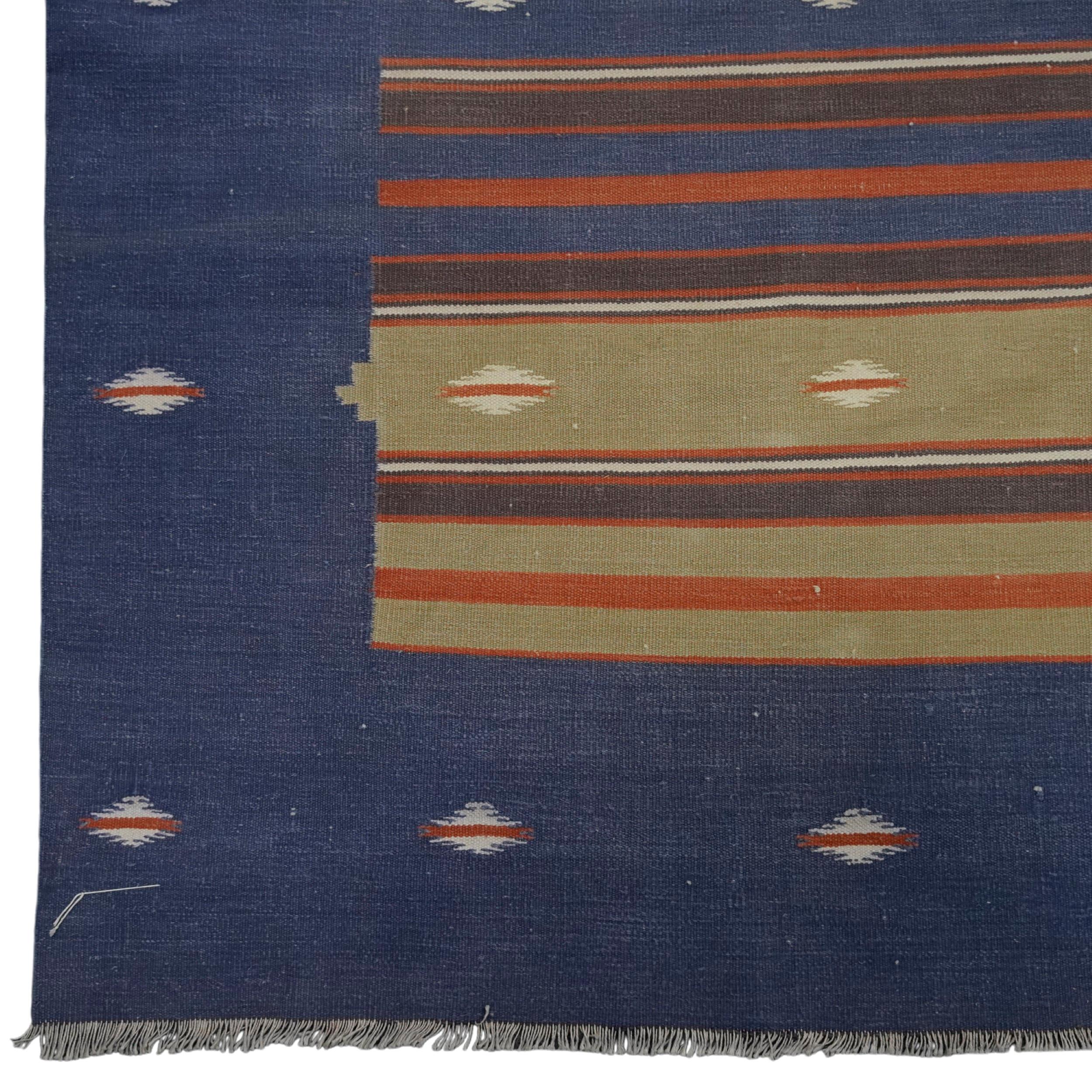 Übergroßer Dhurrie Vintage Dhurrie-Teppich in Blau mit Streifen und Mustern  Rug & Kilim (Indisch) im Angebot
