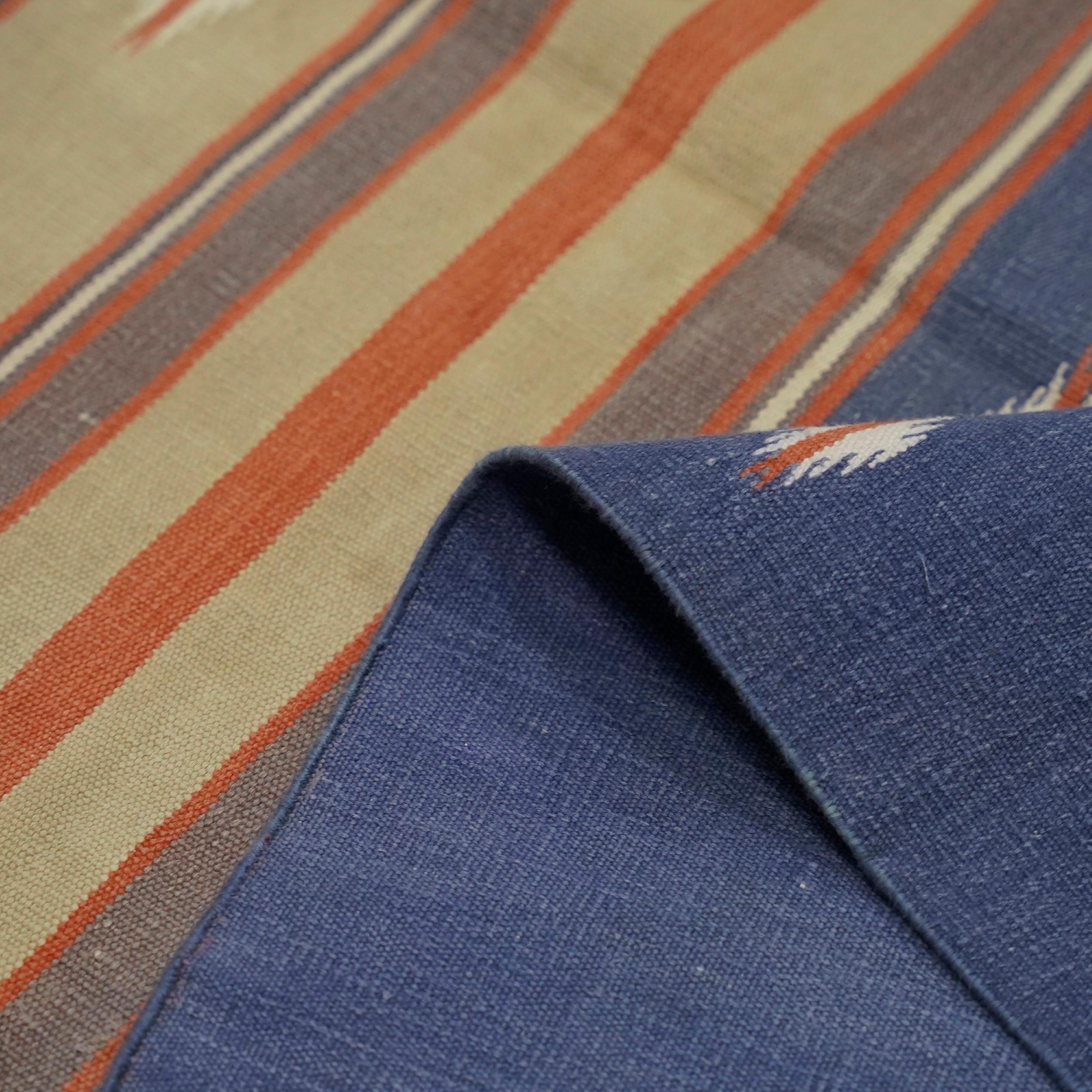 Übergroßer Dhurrie Vintage Dhurrie-Teppich in Blau mit Streifen und Mustern  Rug & Kilim (Handgewebt) im Angebot