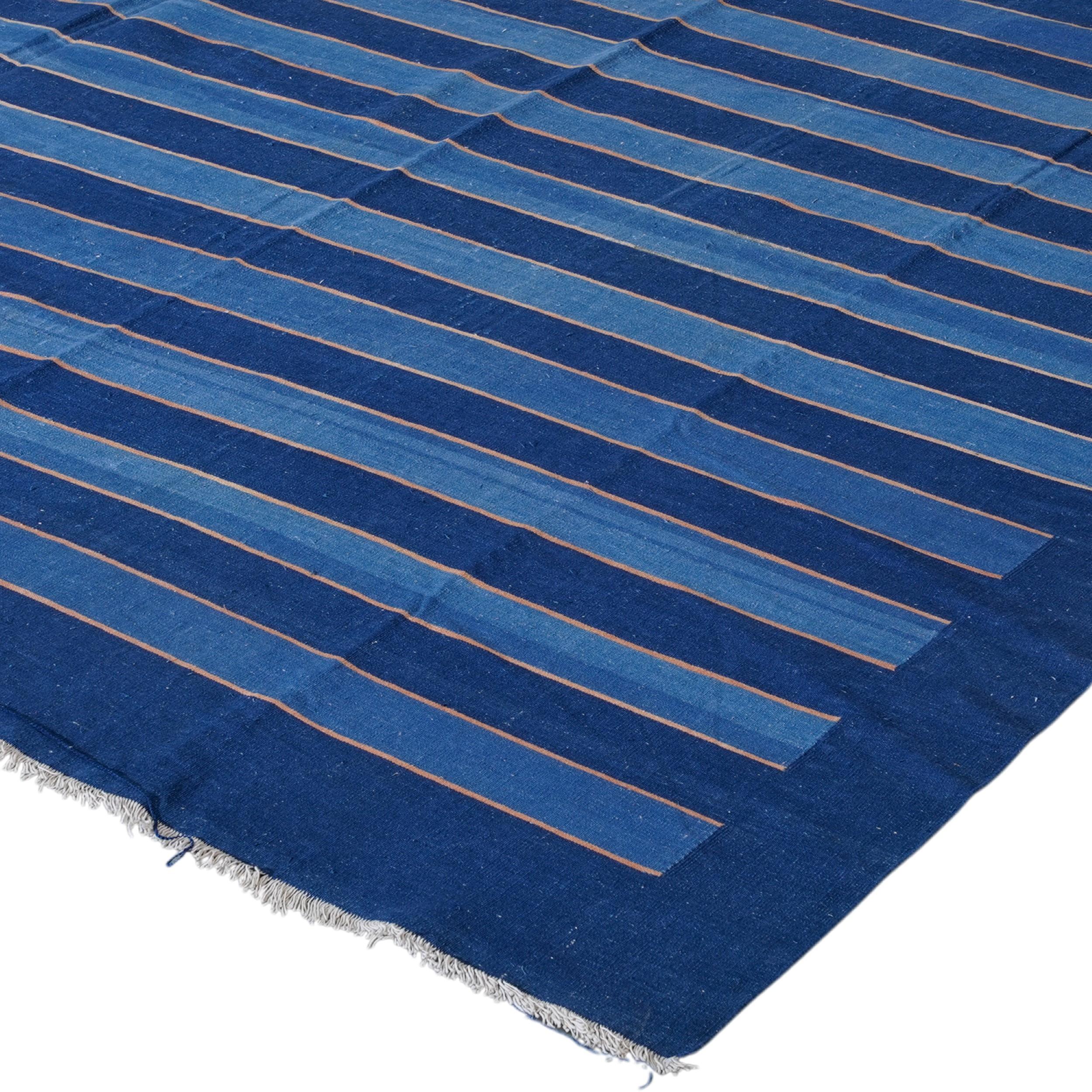Indien Tapis Dhurrie surdimensionné à rayures bleu marine, accents dorés  Rug & Kilim en vente