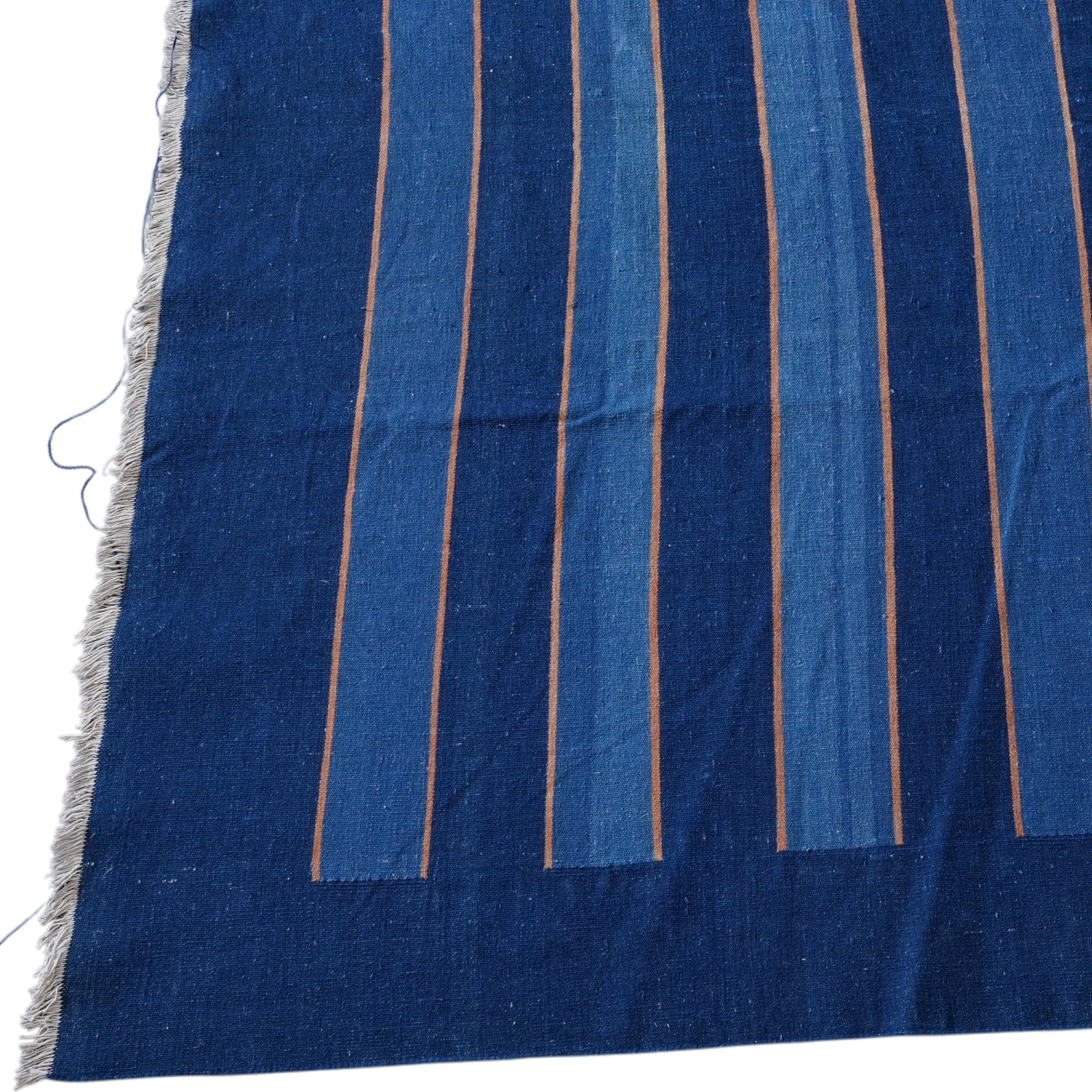 Tissé à la main Tapis Dhurrie surdimensionné à rayures bleu marine, accents dorés  Rug & Kilim en vente