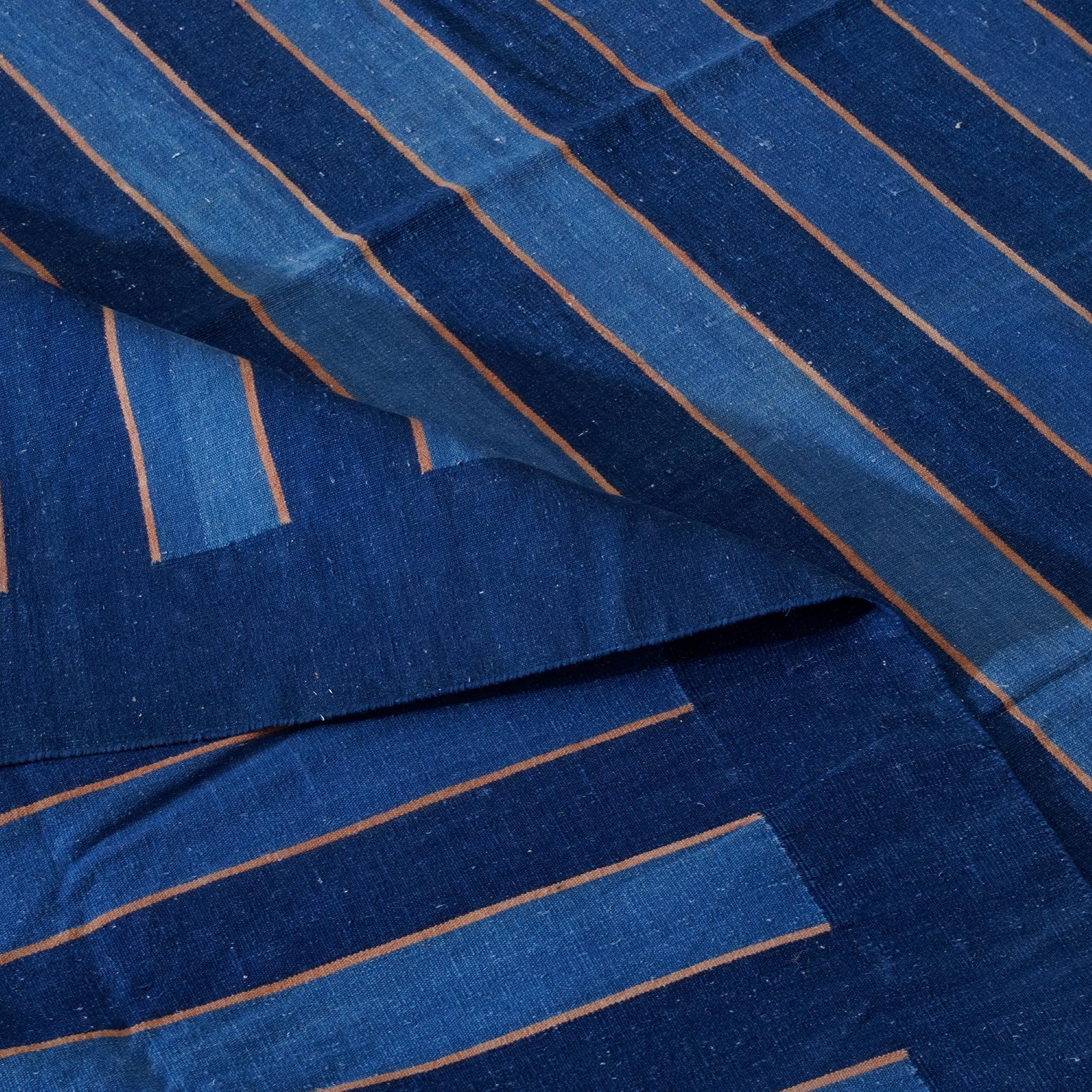 Tapis Dhurrie surdimensionné à rayures bleu marine, accents dorés  Rug & Kilim Bon état - En vente à Long Island City, NY