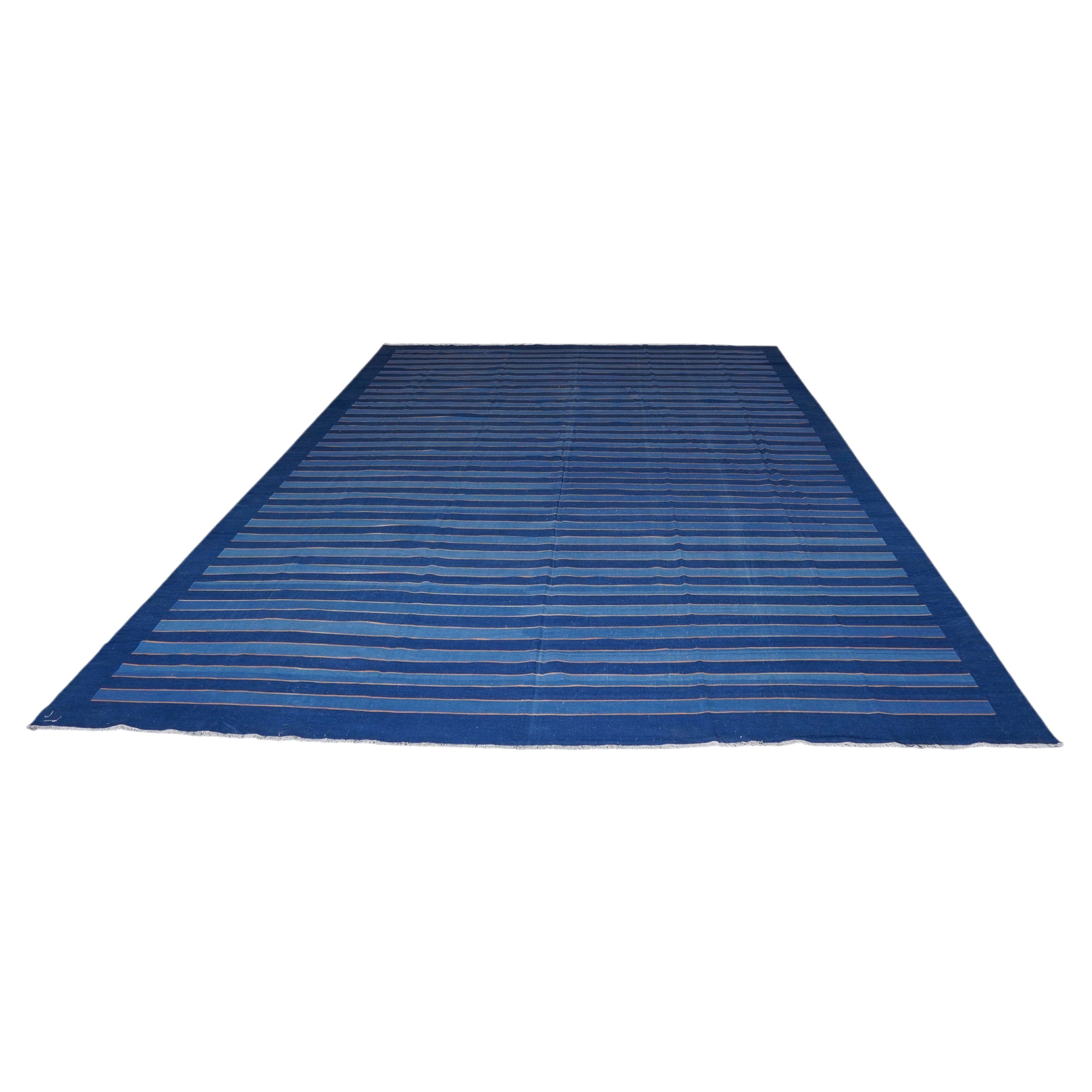 Tapis Dhurrie surdimensionné à rayures bleu marine, accents dorés  Rug & Kilim en vente