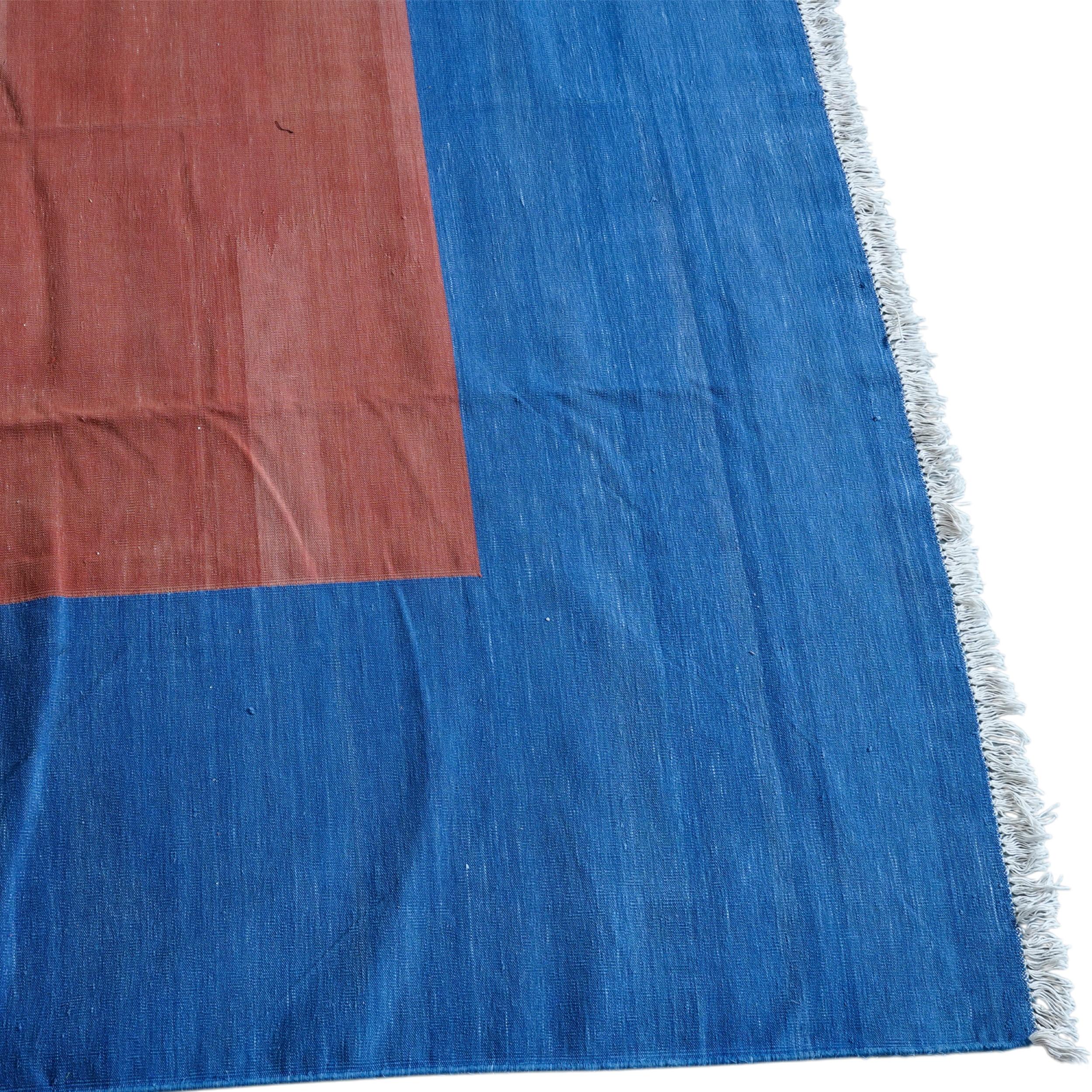 Übergroßer Dhurrie Vintage Dhurrie-Teppich in Rot in offenem Feld mit blauer Bordüre  Rug & Kilim (Kelim) im Angebot