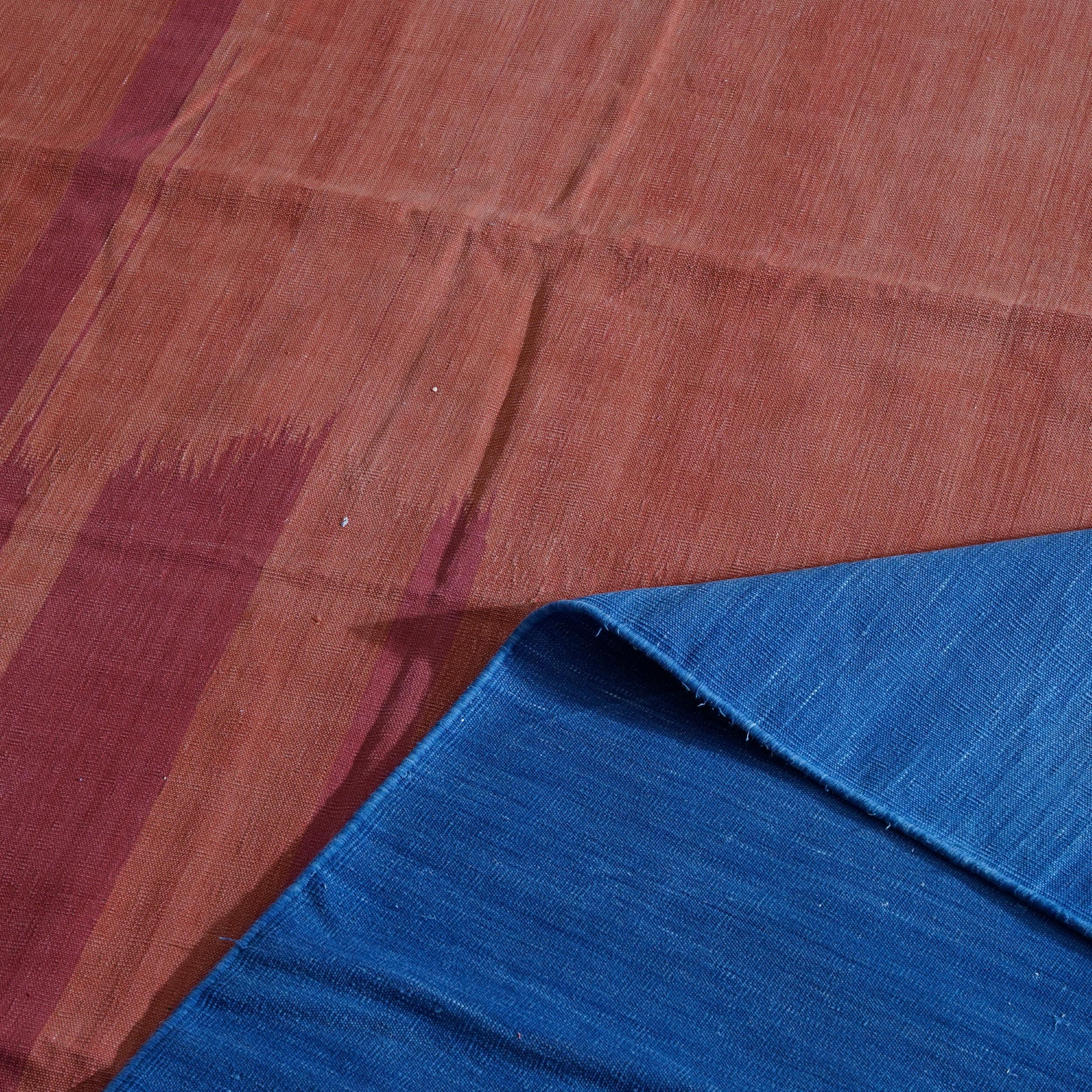 Übergroßer Dhurrie Vintage Dhurrie-Teppich in Rot in offenem Feld mit blauer Bordüre  Rug & Kilim (Indisch) im Angebot
