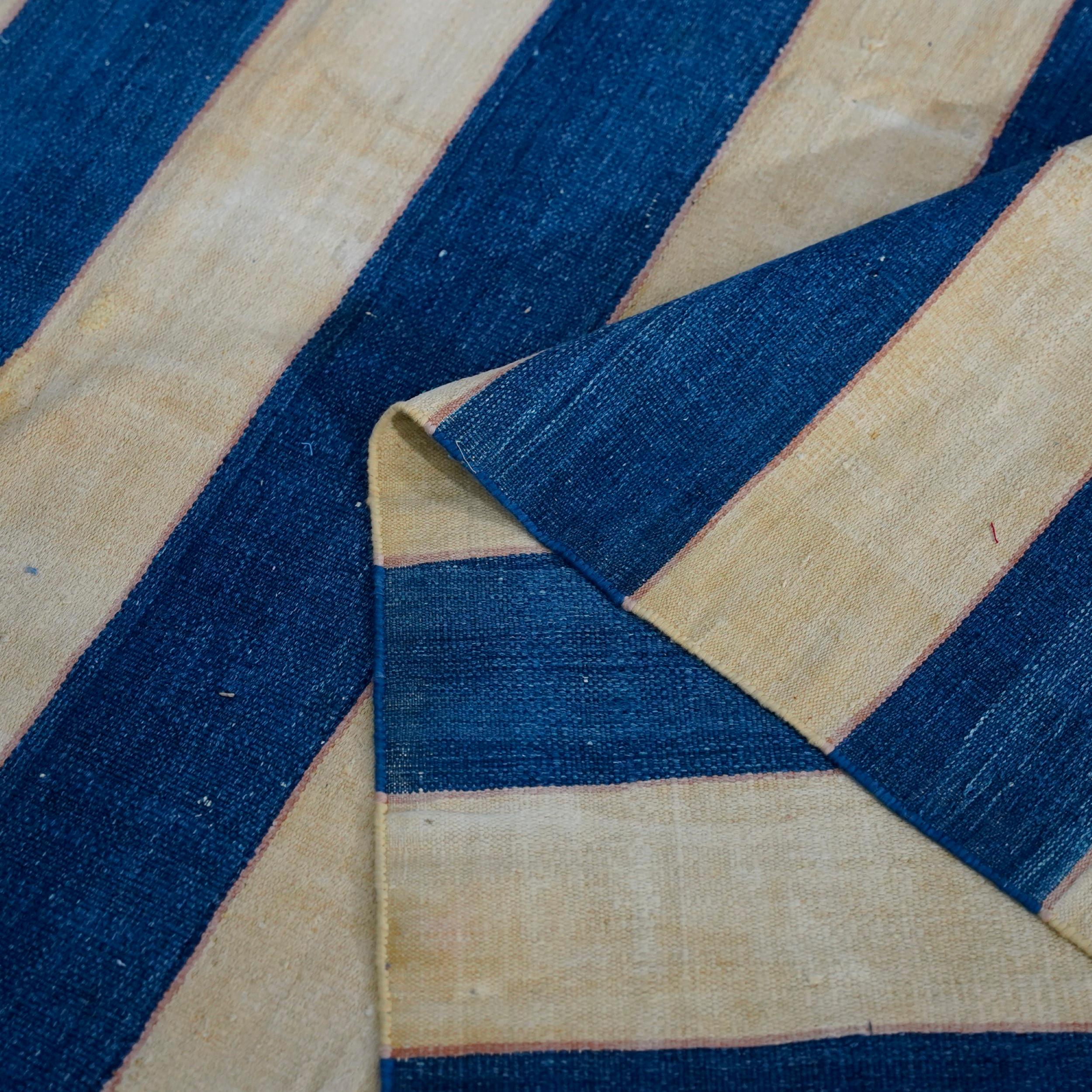 Alfombra Dhurrie Vintage Sobredimensionada con Rayas Azules y Marrones  Rug & Kilim Tejido a mano en venta