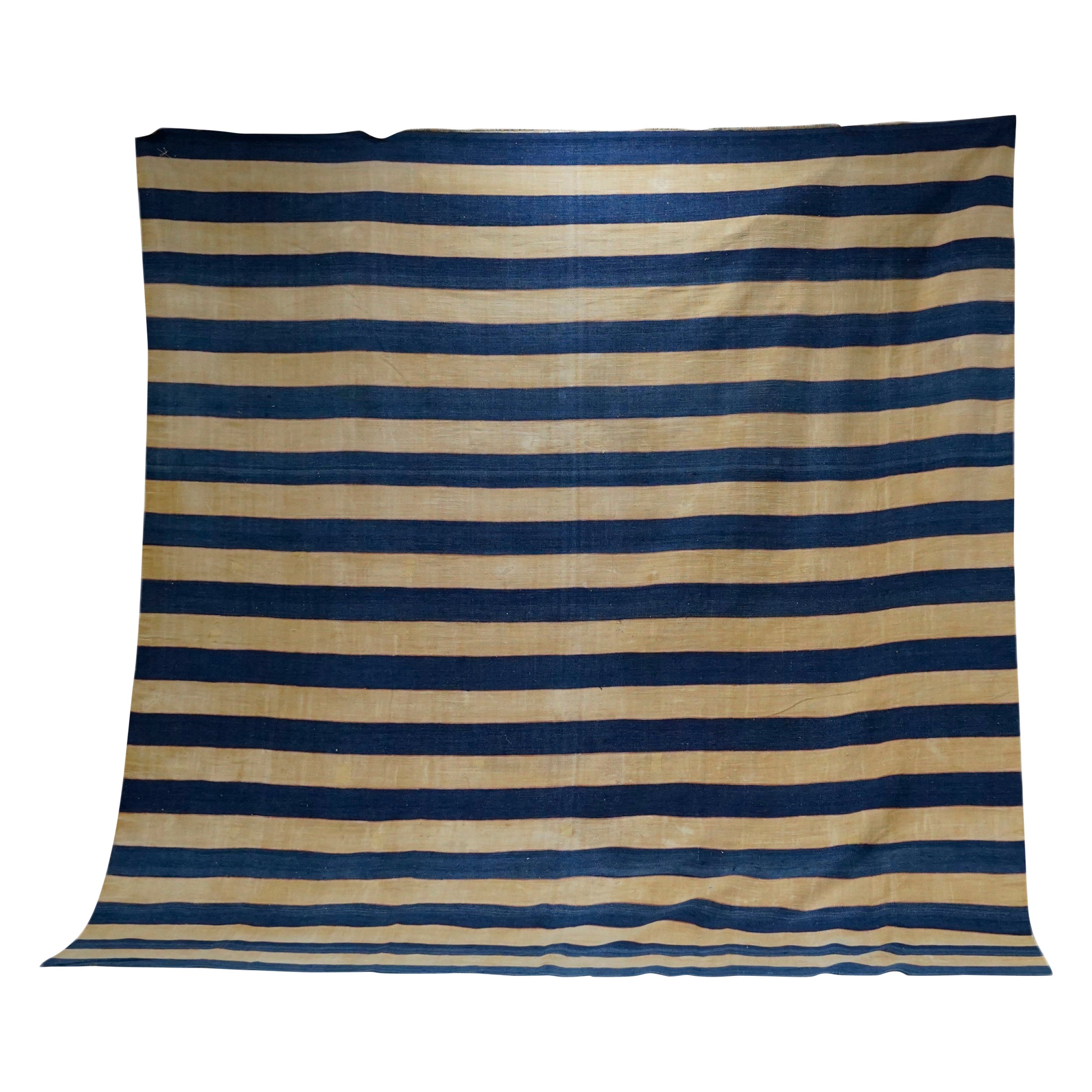 Tappeto Dhurrie vintage oversize con strisce blu e marroni  Rug & Kilim