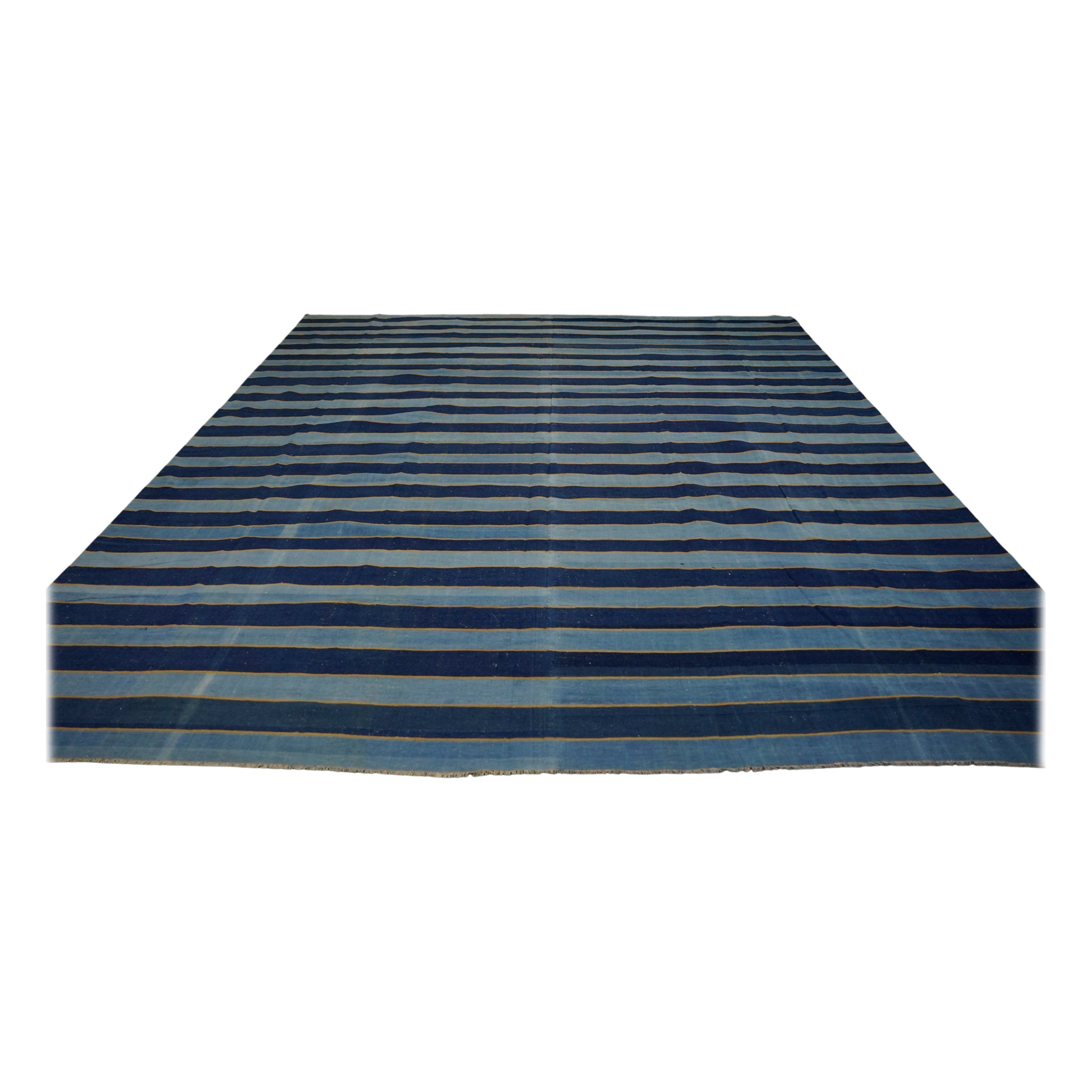 Tappeto dhurrie vintage oversize con strisce blu e accenti dorati  Rug & Kilim