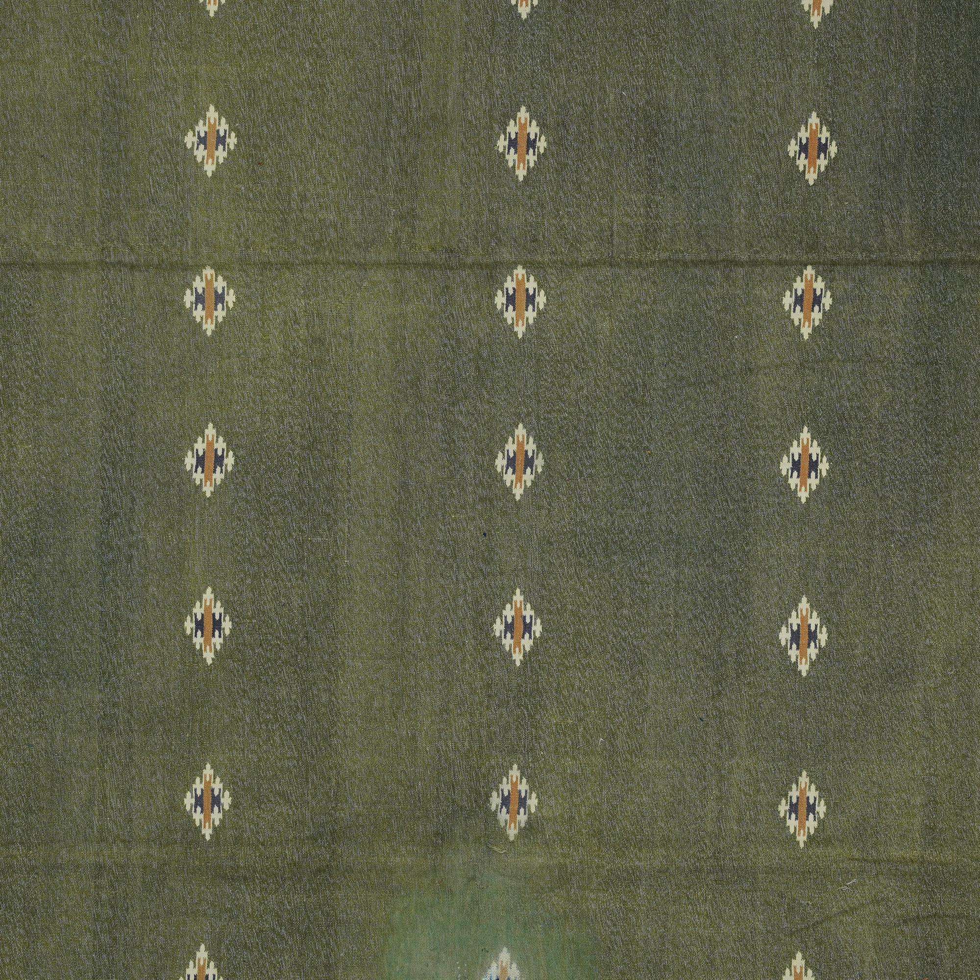 Questo tappeto Dhurrie vintage 12x15 è una nuova ed entusiasmante selezione dell'ultima acquisizione di Rug & Kilim di rari ed esemplari tappeti piatti di metà secolo dello stesso stile, tessuti a mano in cotone in India intorno al 1950-1960. 

Sul