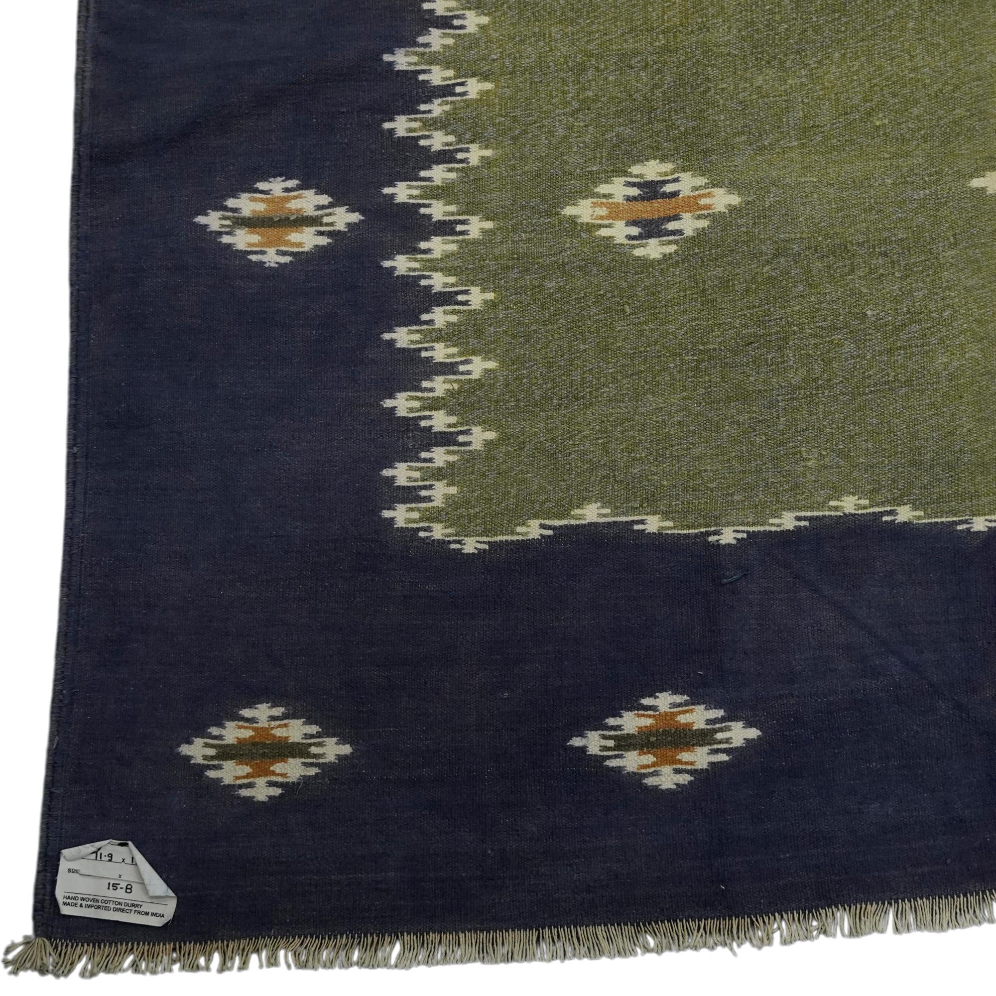 Indiano Tappeto solido d'epoca sovradimensionato in Greene & Greene con bordo blu  Rug & Kilim in vendita