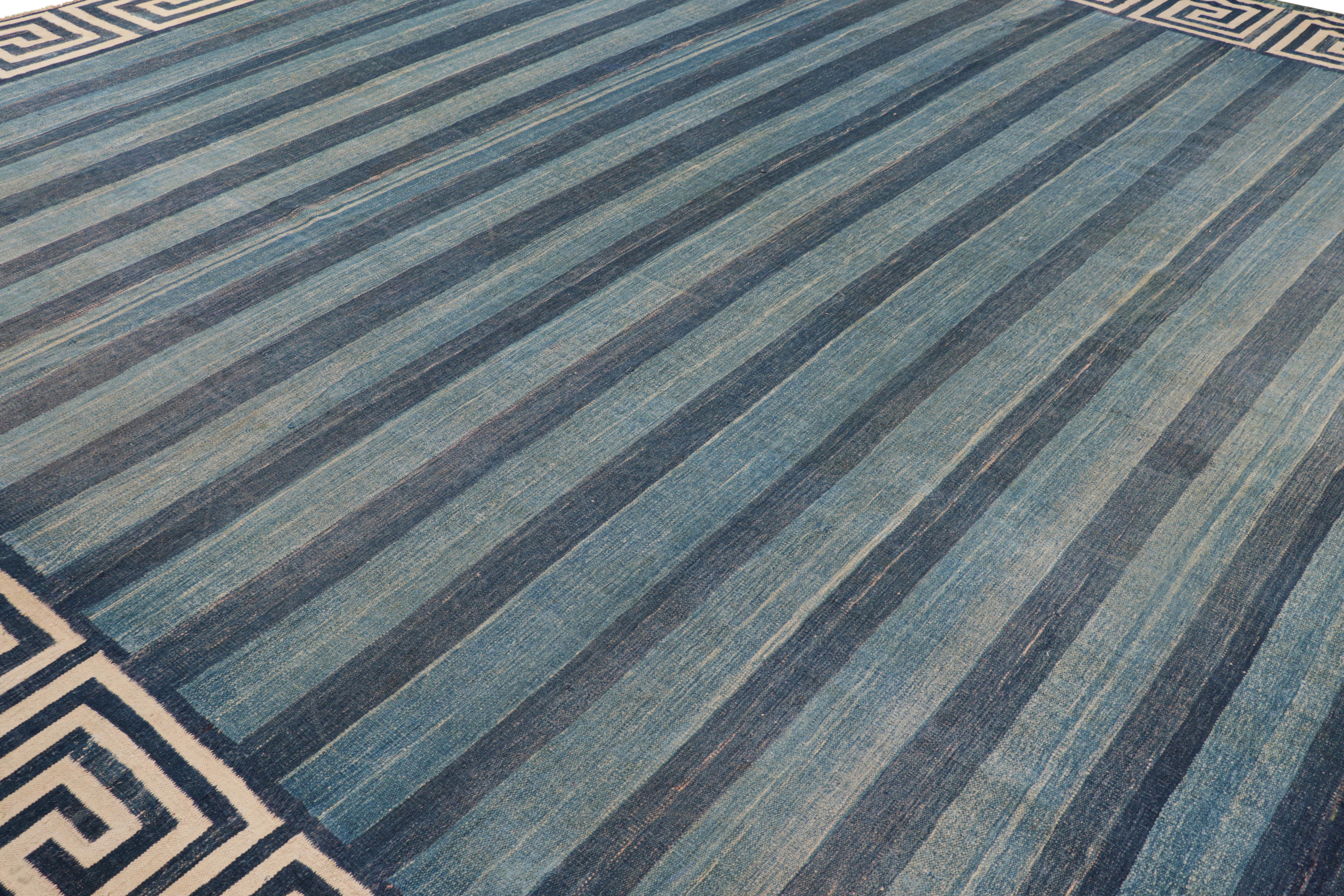 Dieses 14x14 Dhurrie-Flachgewebe im Vintage-Stil ist ein aufregender Neuzugang in der geschätzten Kollektion von Rug & Kilim. Es ist aus Wolle handgewebt und stammt aus Indien (ca. 1950-1960). 

Über das Design: 

Aus der exklusiven Rug &
