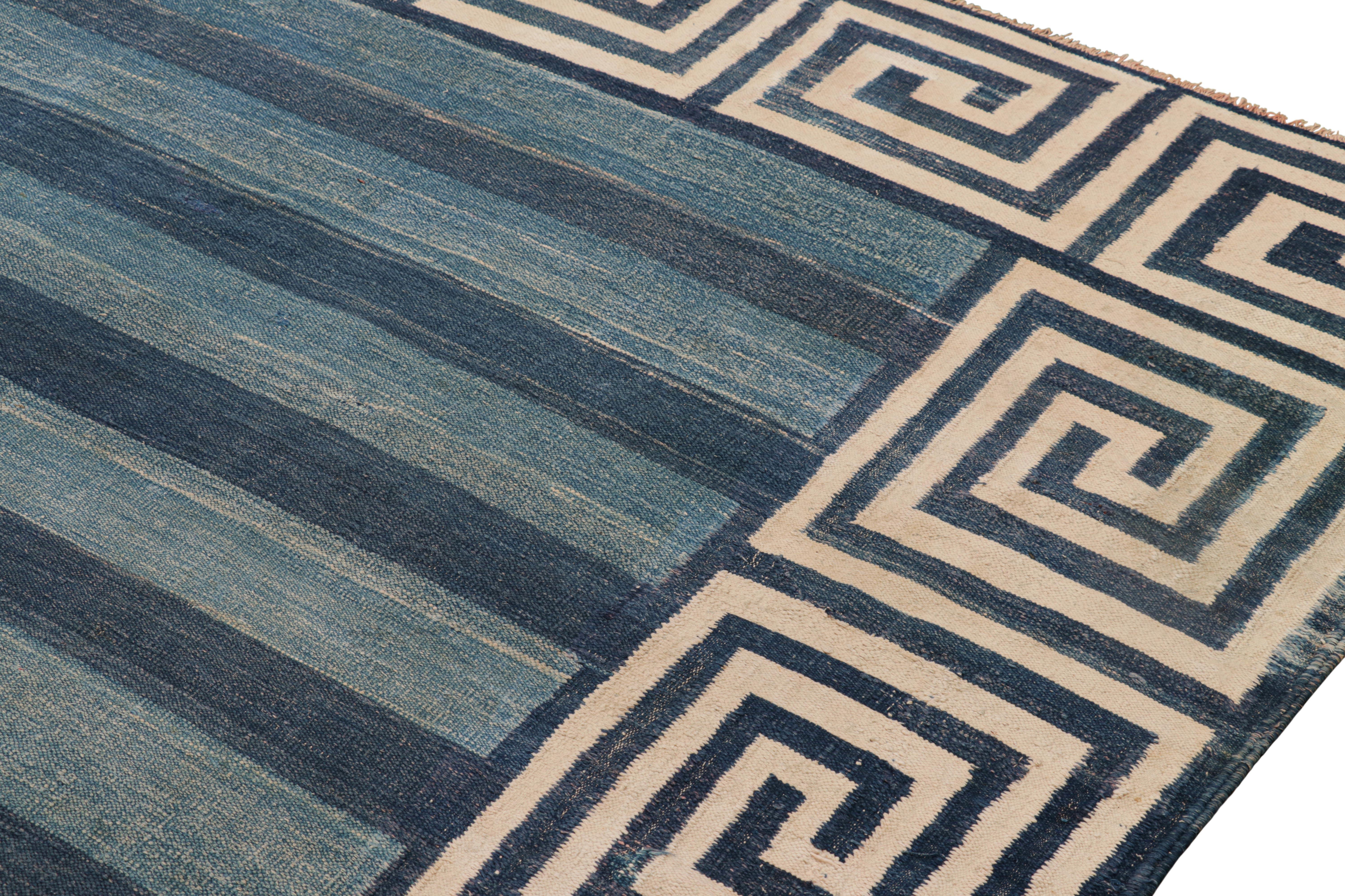 Quadratischer Dhurrie Vintage-Teppich in Übergröße mit blauen Streifen und geometrischer Bordüre (Kelim) im Angebot