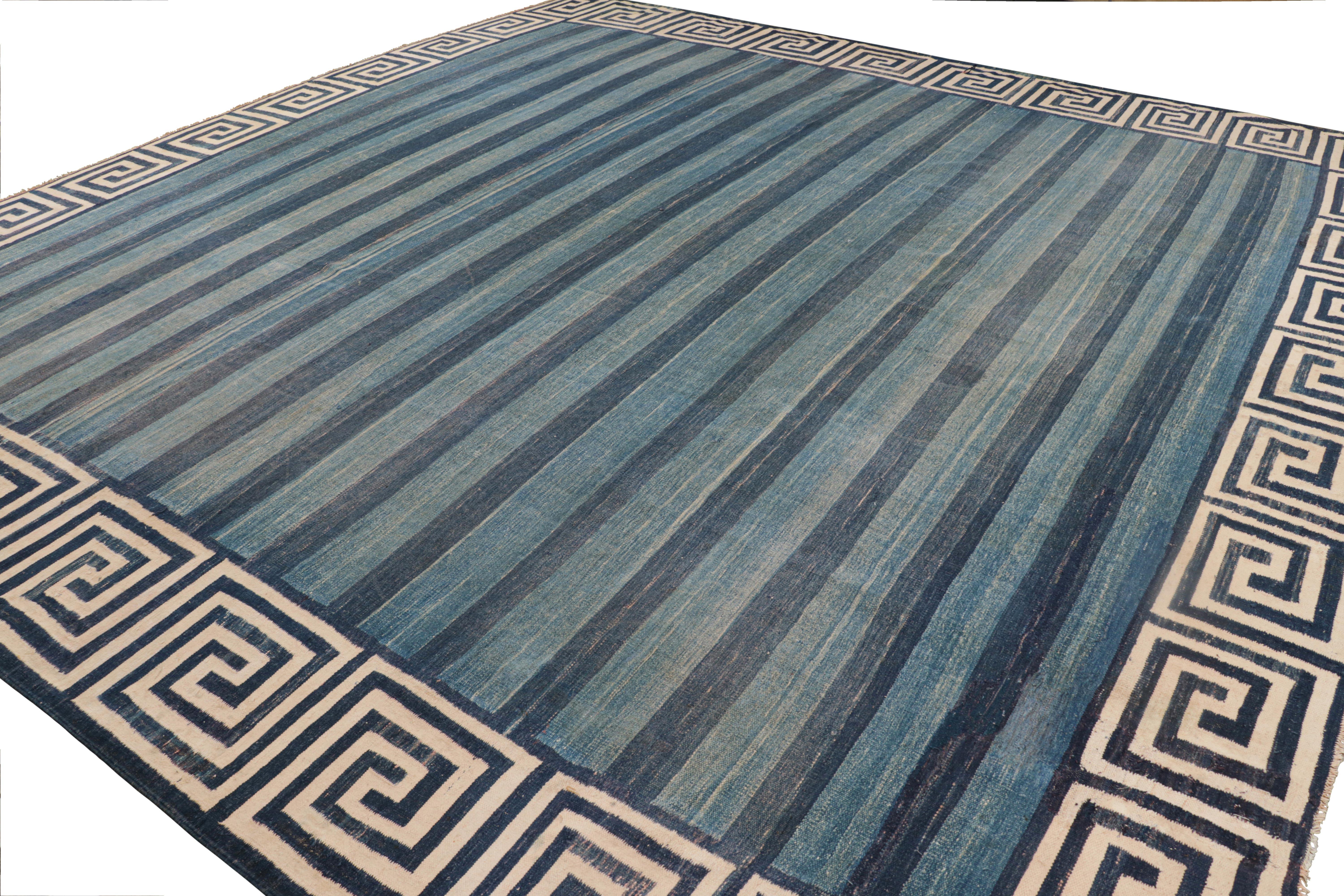 Quadratischer Dhurrie Vintage-Teppich in Übergröße mit blauen Streifen und geometrischer Bordüre (Handgewebt) im Angebot