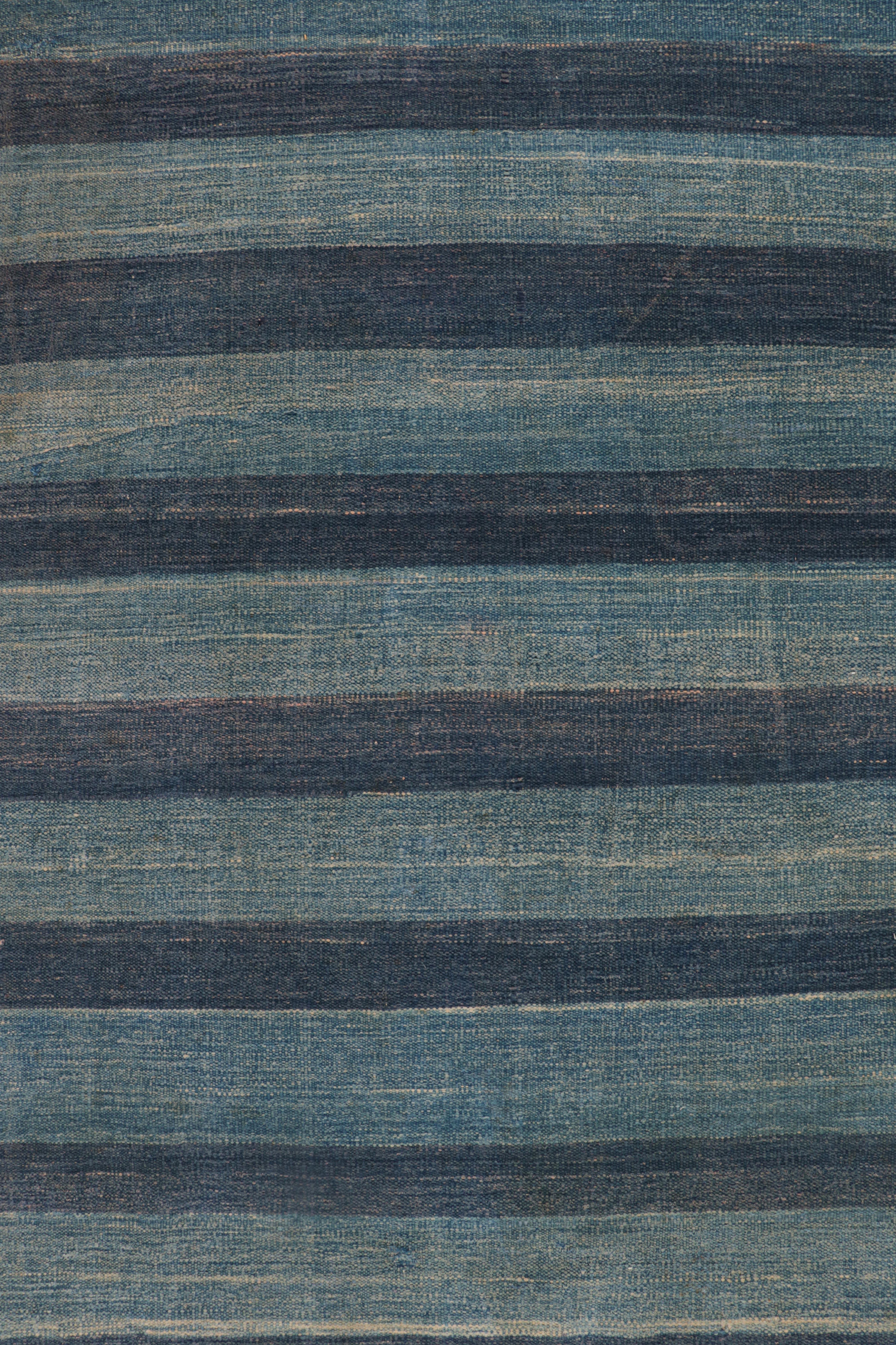 Quadratischer Dhurrie Vintage-Teppich in Übergröße mit blauen Streifen und geometrischer Bordüre im Zustand „Gut“ im Angebot in Long Island City, NY