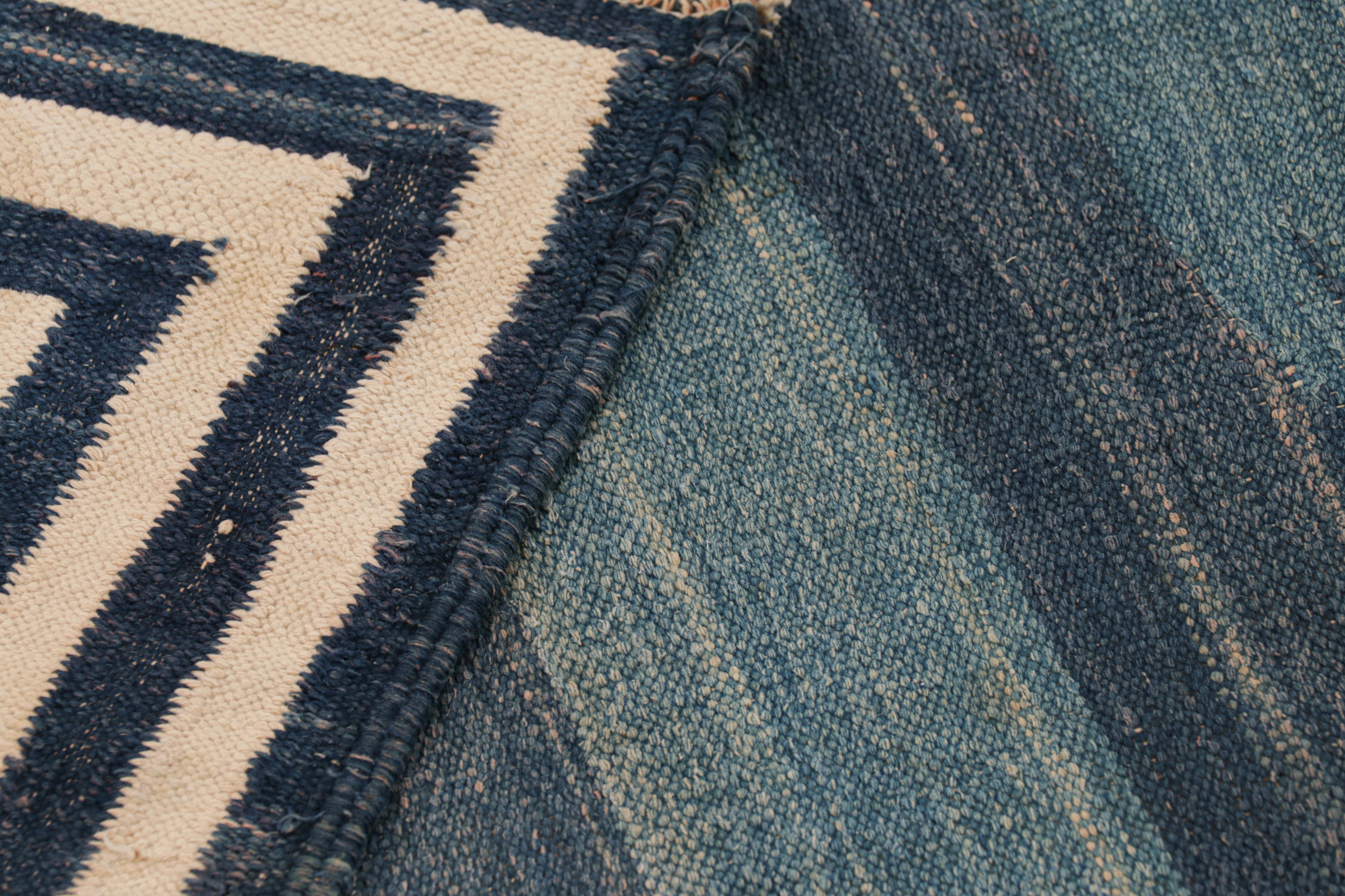 Quadratischer Dhurrie Vintage-Teppich in Übergröße mit blauen Streifen und geometrischer Bordüre (Mitte des 20. Jahrhunderts) im Angebot