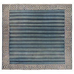 Tapis Dhurrie carré surdimensionné à rayures bleues et bordure géométrique