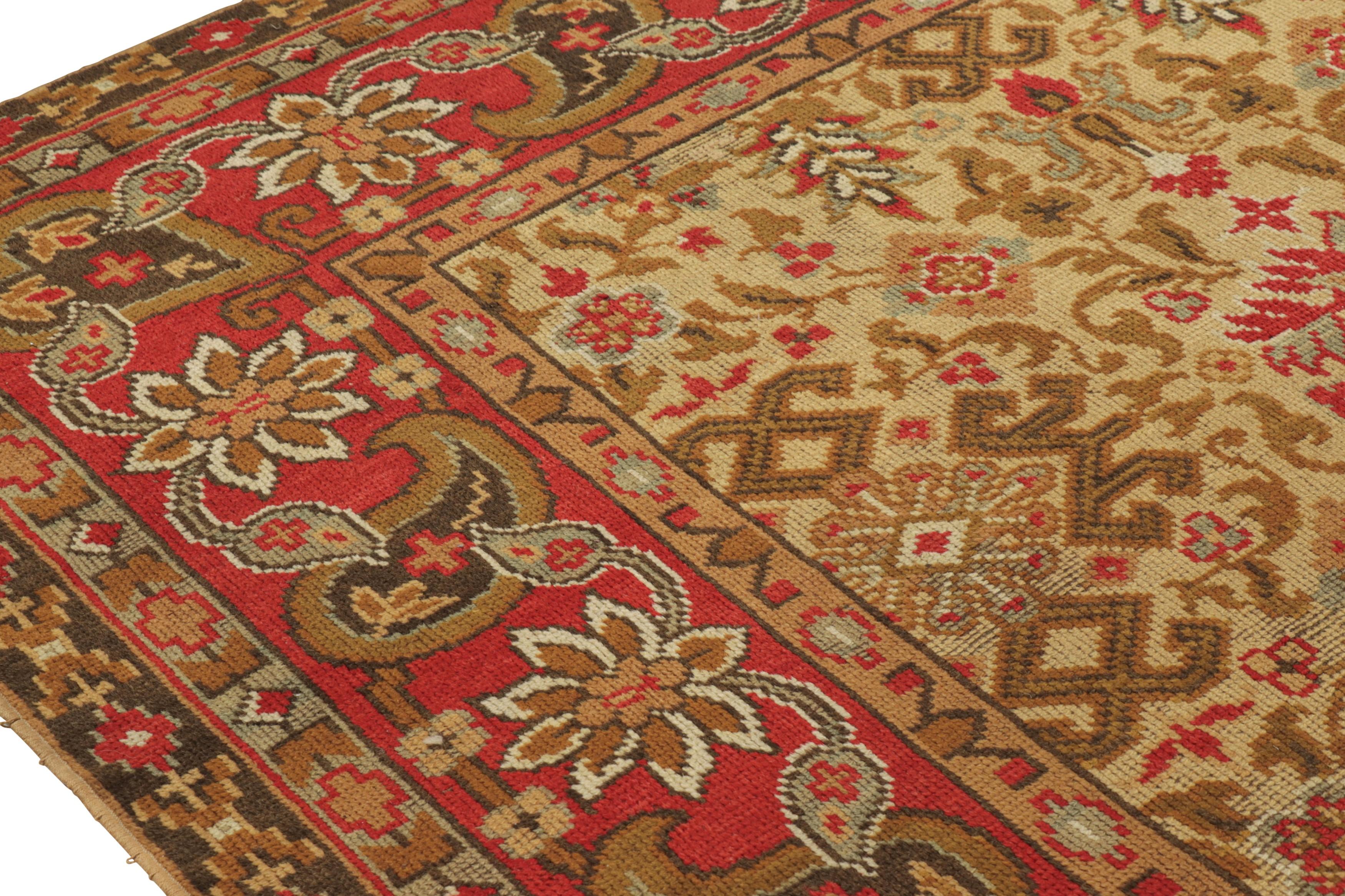 Übergroßer Vintage-Donegal-Teppich in Gold und Rot mit Blumenmustern - Rug & Kilim (Irisch) im Angebot