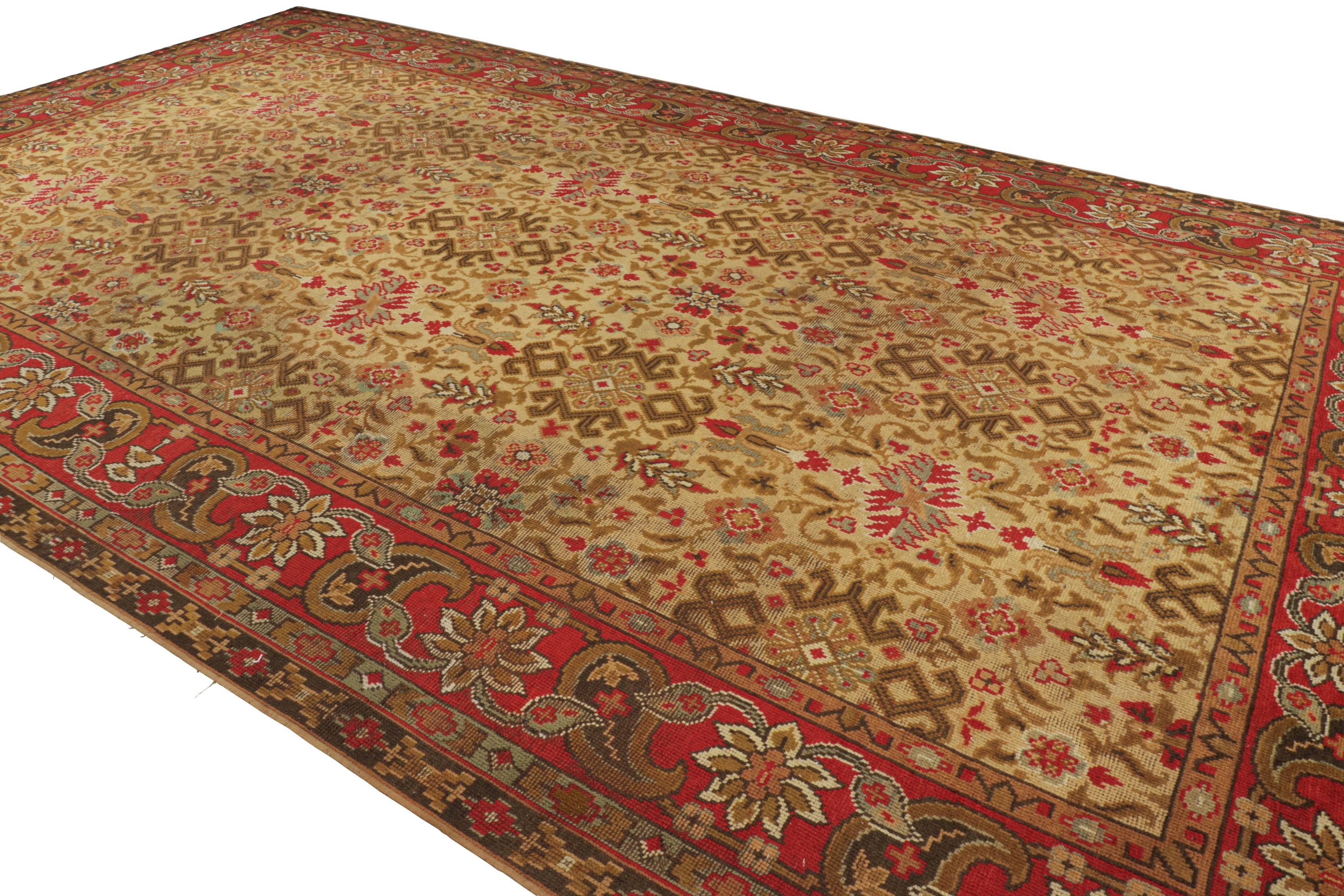 Übergroßer Vintage-Donegal-Teppich in Gold und Rot mit Blumenmustern - Rug & Kilim (Handgeknüpft) im Angebot