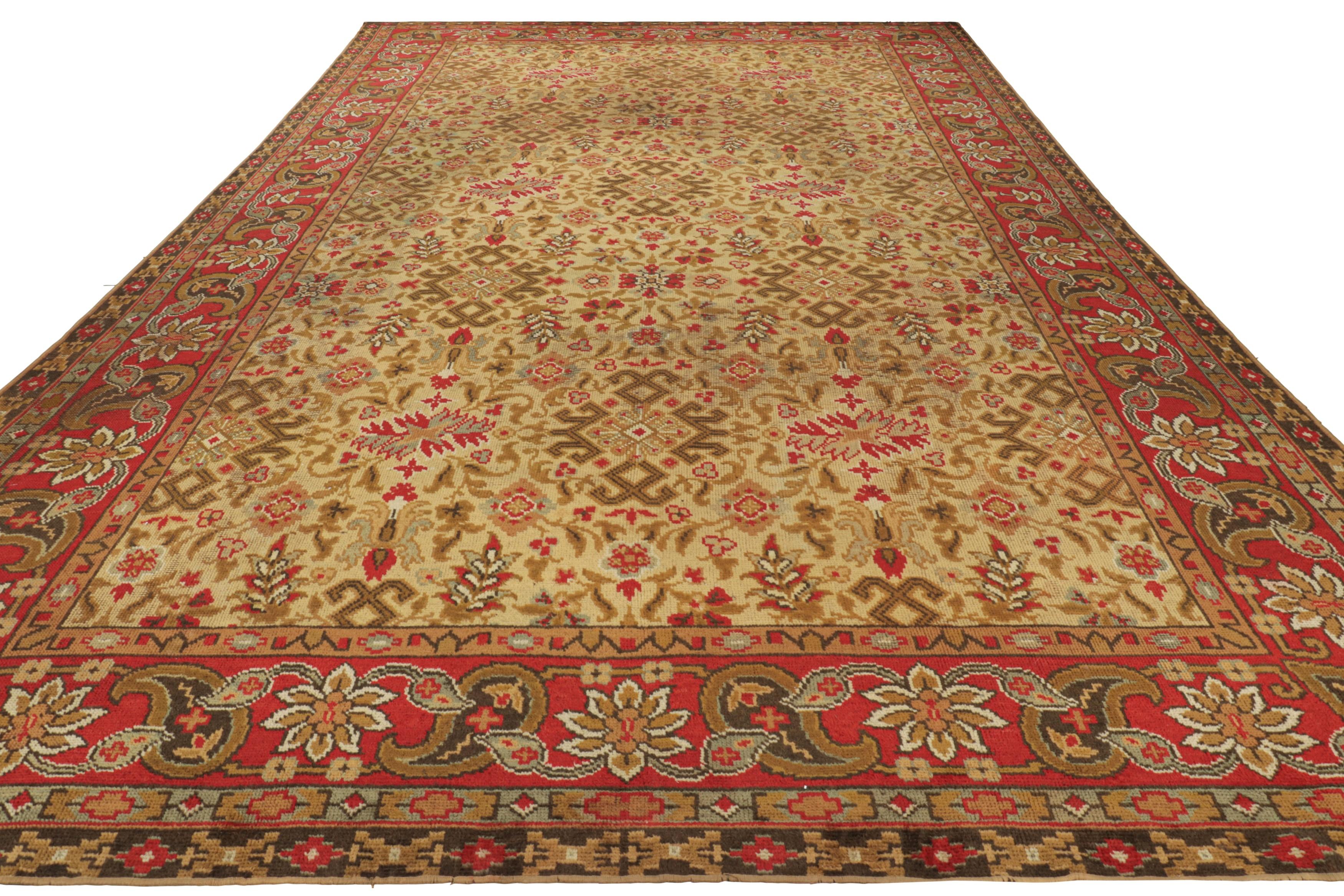 Übergroßer Vintage-Donegal-Teppich in Gold und Rot mit Blumenmustern - Rug & Kilim im Zustand „Gut“ im Angebot in Long Island City, NY