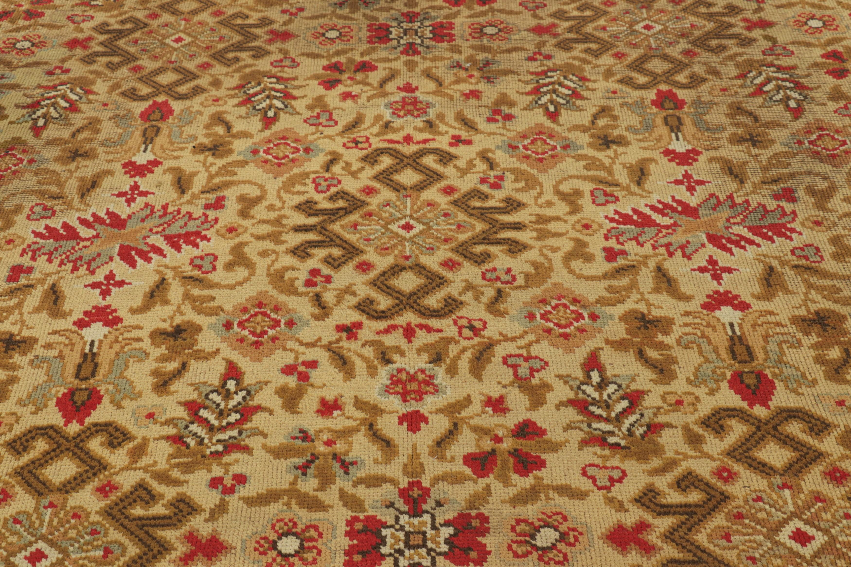 Übergroßer Vintage-Donegal-Teppich in Gold und Rot mit Blumenmustern - Rug & Kilim (Mitte des 20. Jahrhunderts) im Angebot