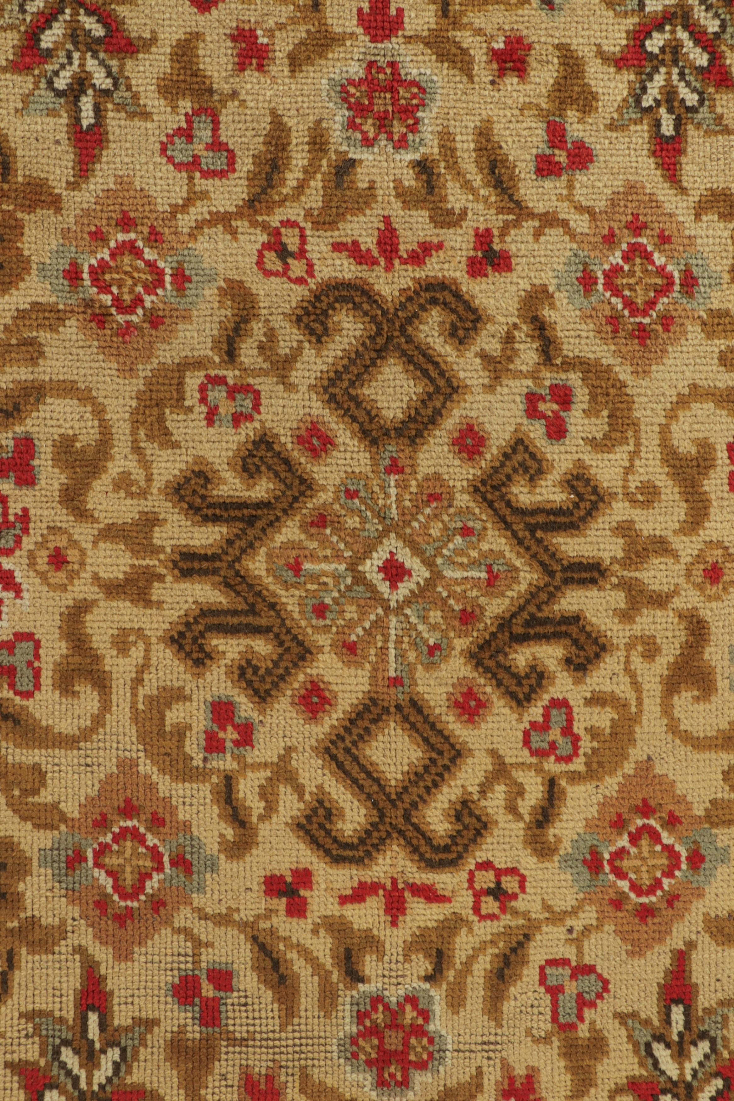 Übergroßer Vintage-Donegal-Teppich in Gold und Rot mit Blumenmustern - Rug & Kilim (Wolle) im Angebot