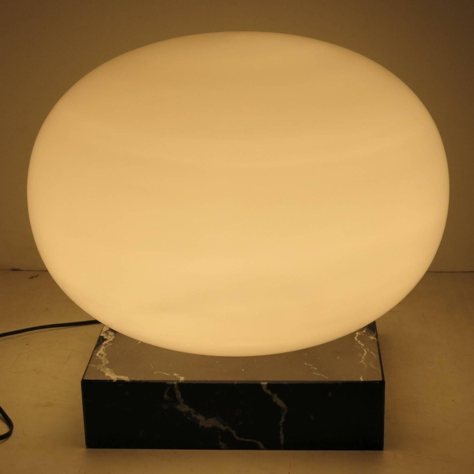 Lámpara de pie sobredimensionada Vintage Italian Lamp con base de mármol y cristal de Murano en Bueno estado para la venta en Los Angeles, CA