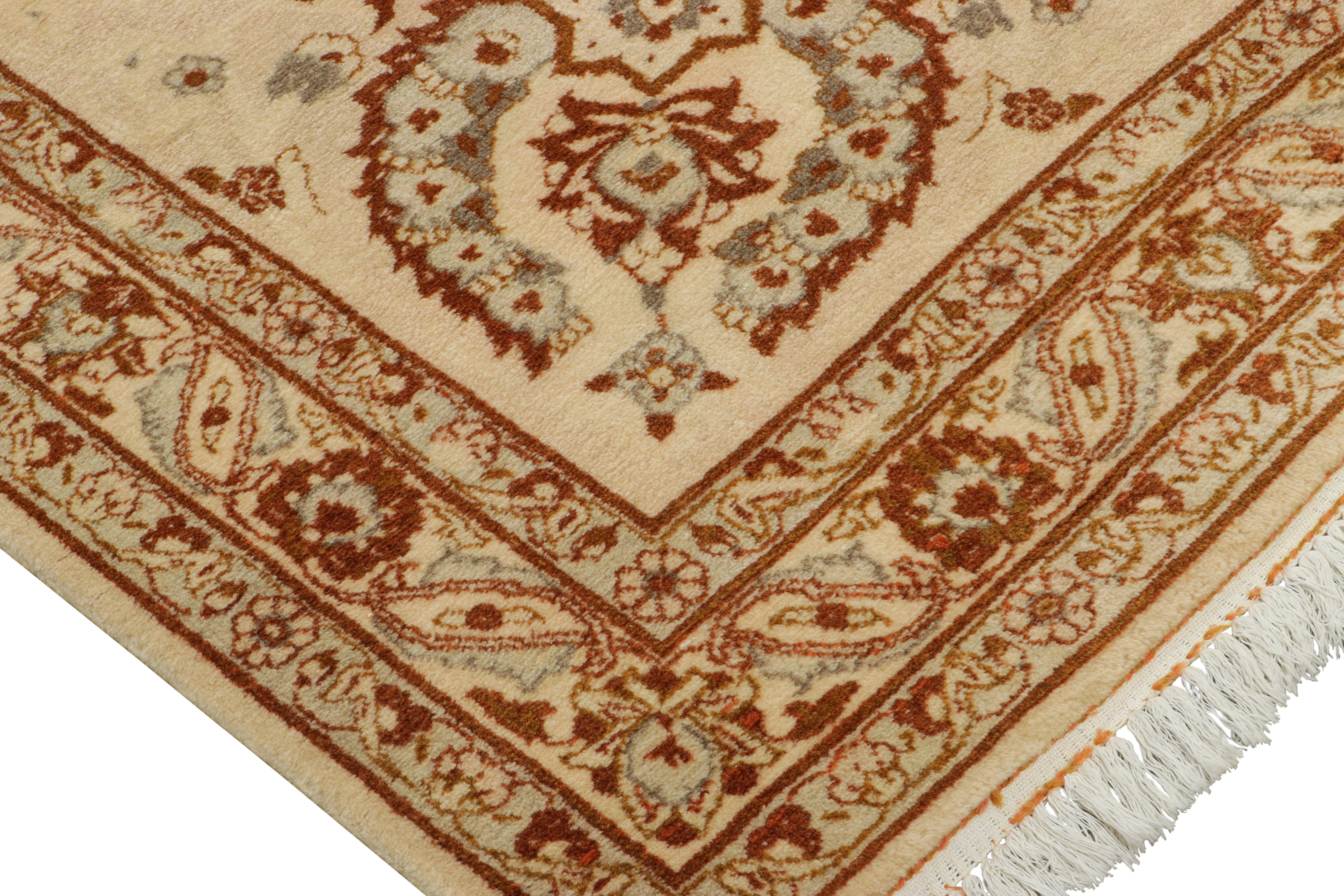 Annodato a mano in lana, intorno al 1950-1960, questo tappeto vintage 13x21 oversize proviene dalla città di Isfahan ed esemplifica la sofisticata tradizione floreale all-over che ha fatto di Kashan il centro preminente della tessitura di corte in