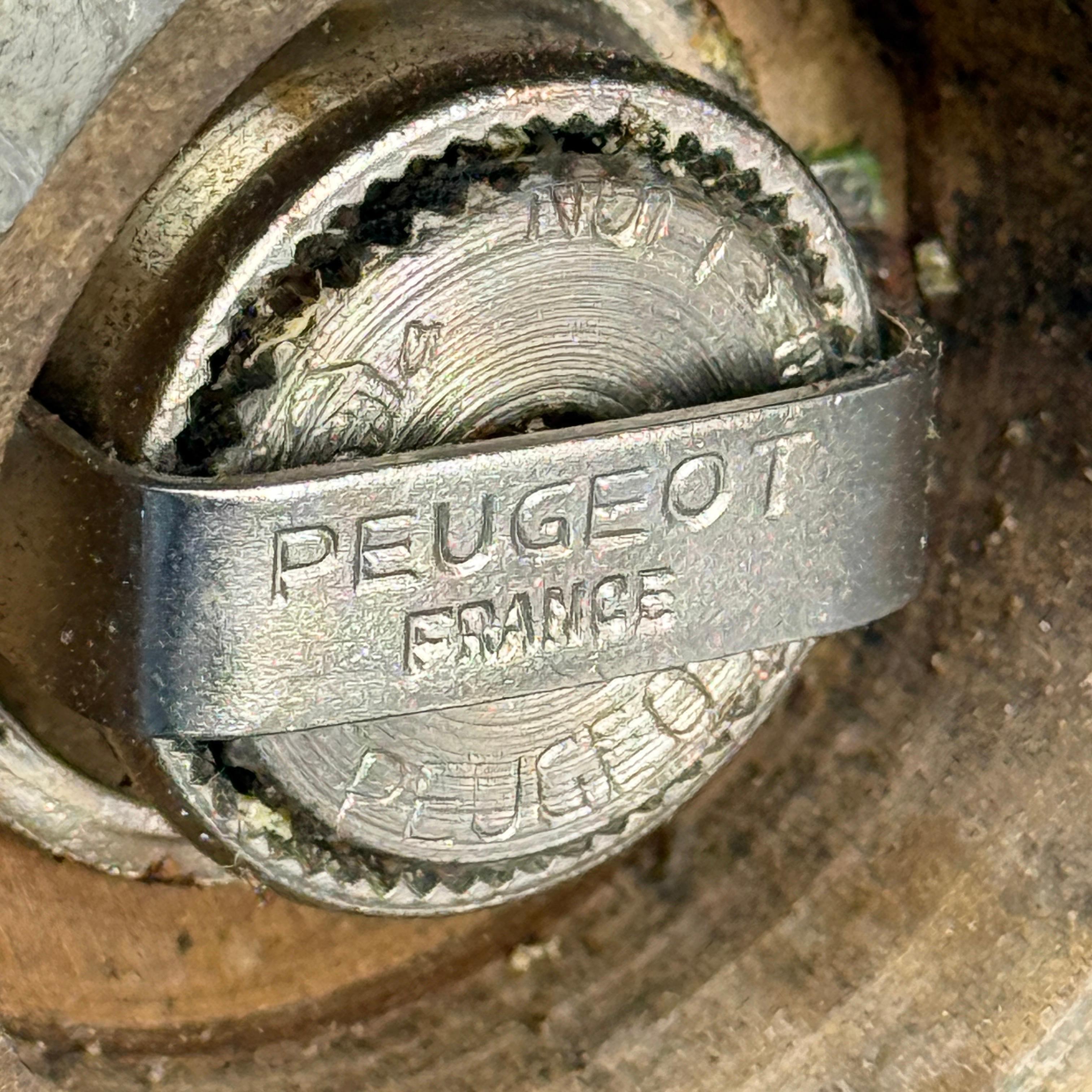 Übergroße Vintage Magnum Französisch Peugeot Chrom Salz Pfeffermühle (Moderne der Mitte des Jahrhunderts) im Angebot