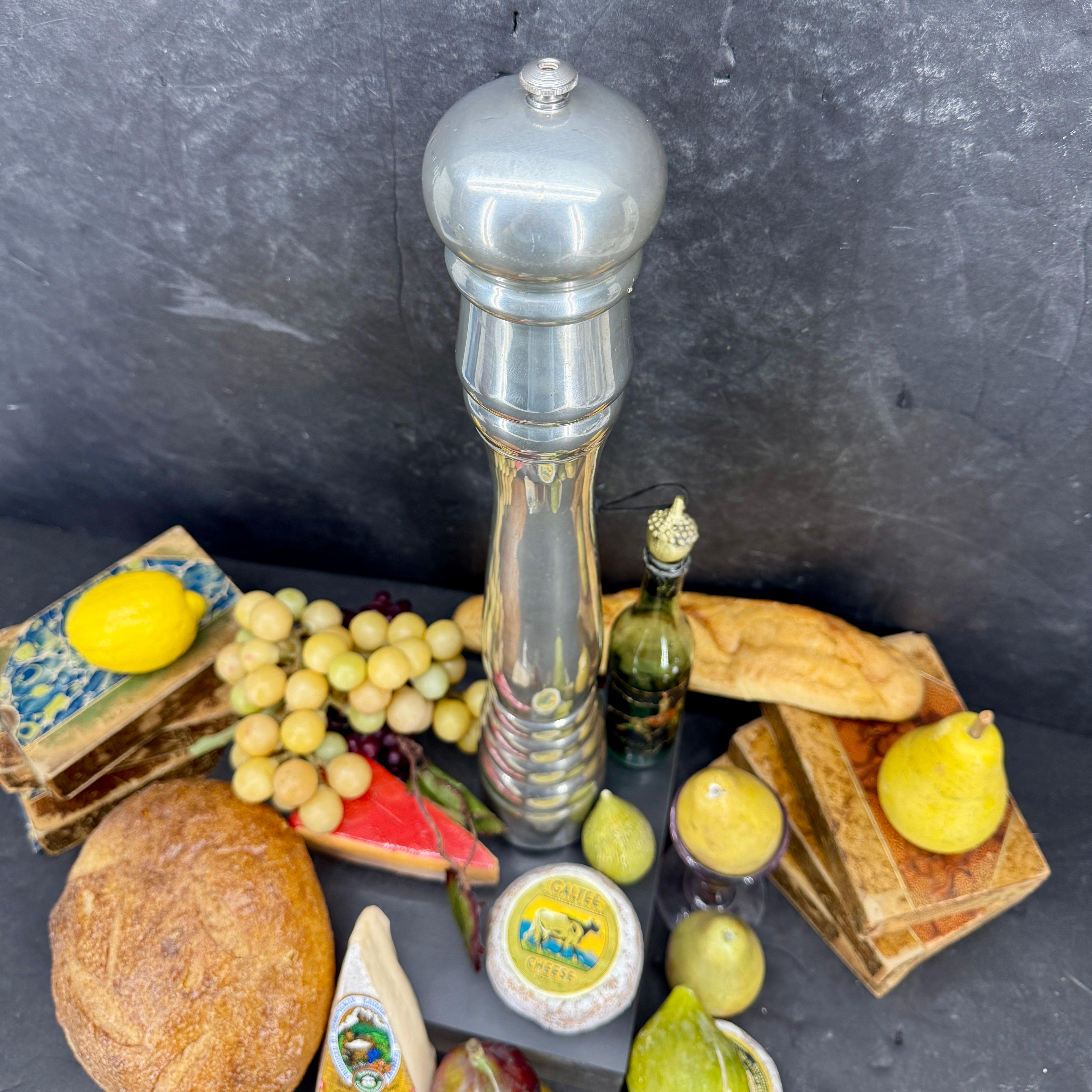 Übergroße Vintage Magnum Französisch Peugeot Chrom Salz Pfeffermühle (Handgefertigt) im Angebot