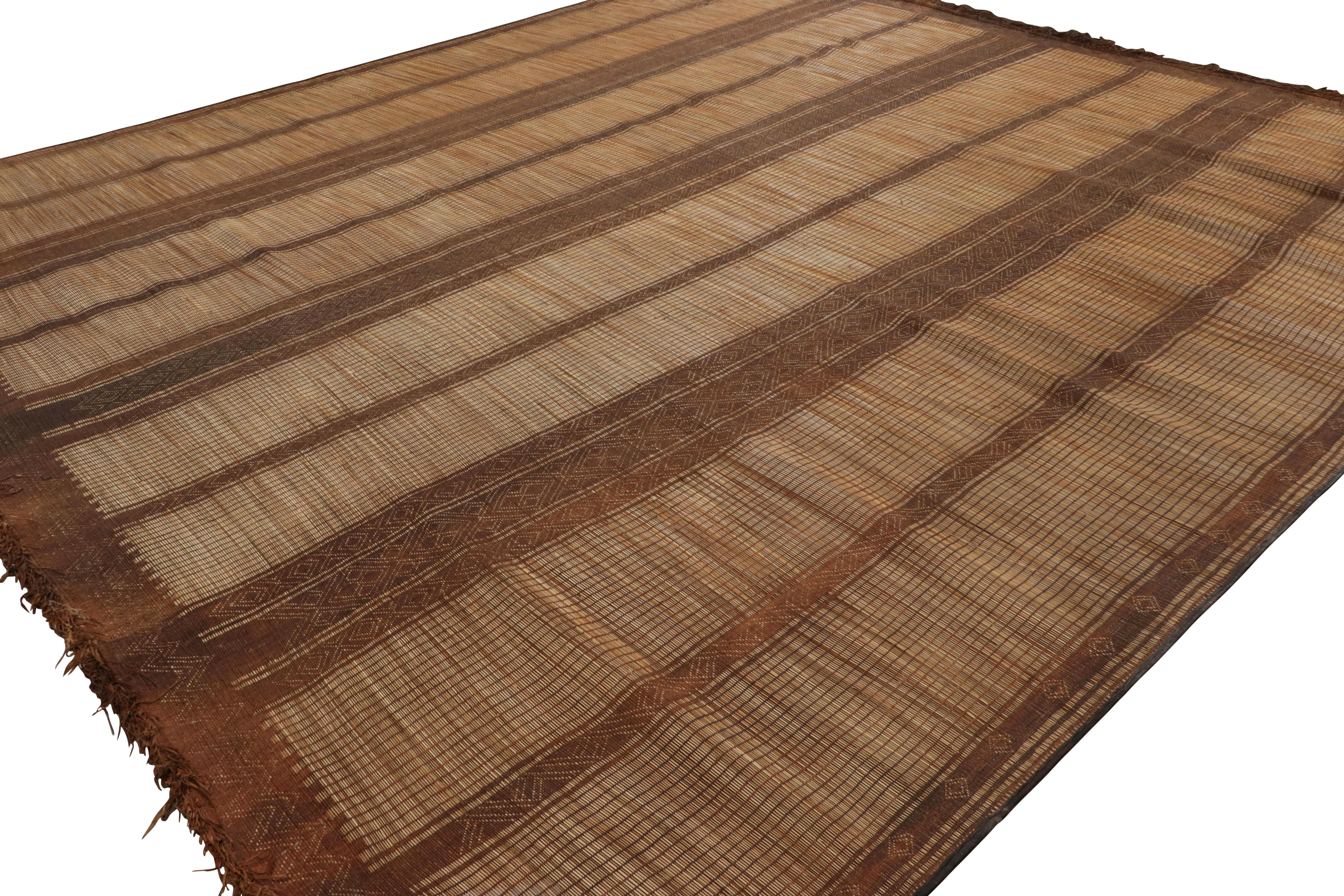 Tribale Tappeto Tuareg d'epoca oversize a strisce marroni - Rug & Kilim in vendita