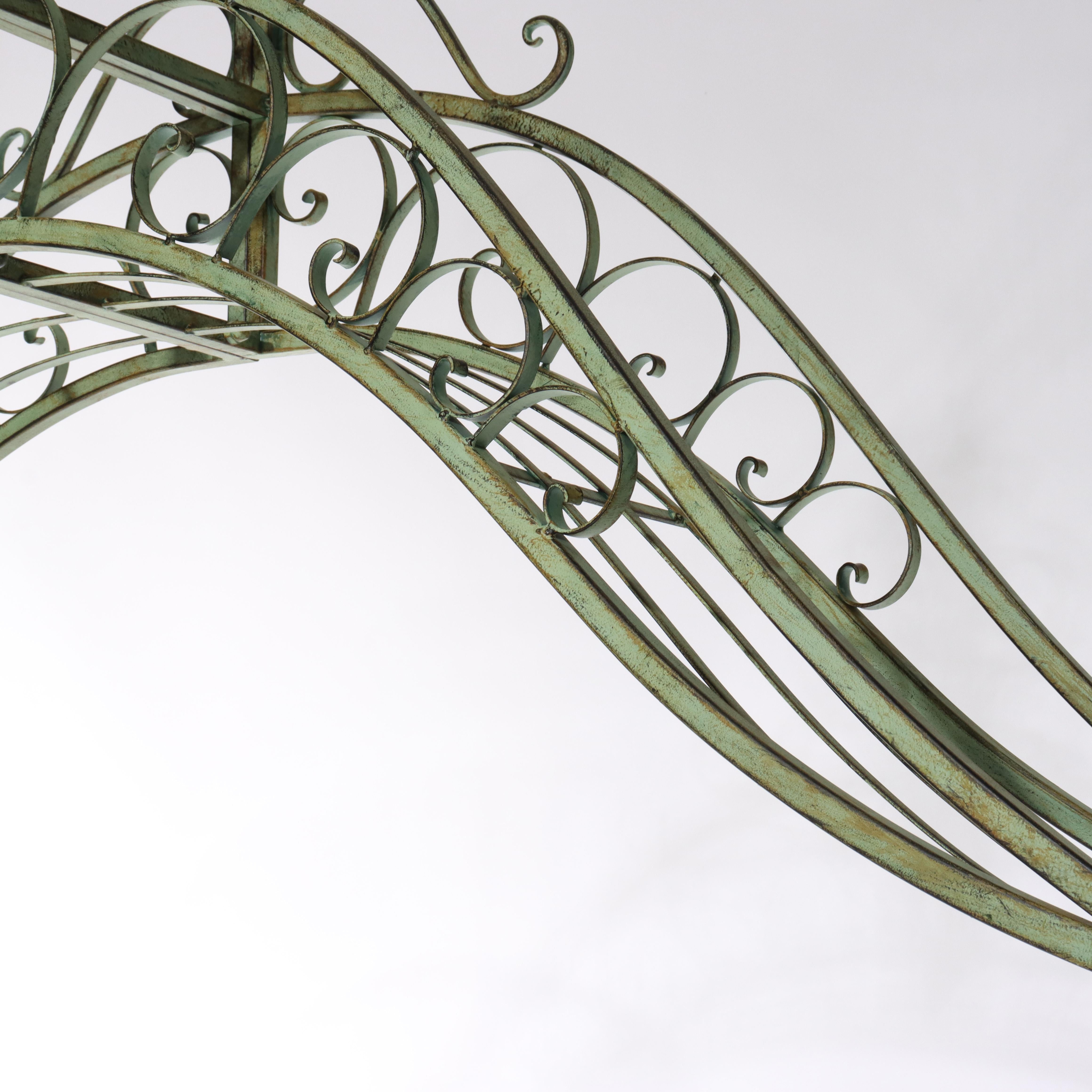 Arche d'entrée de jardin surdimensionnée en fil métallique vintage Verdigris 20thC en vente 5