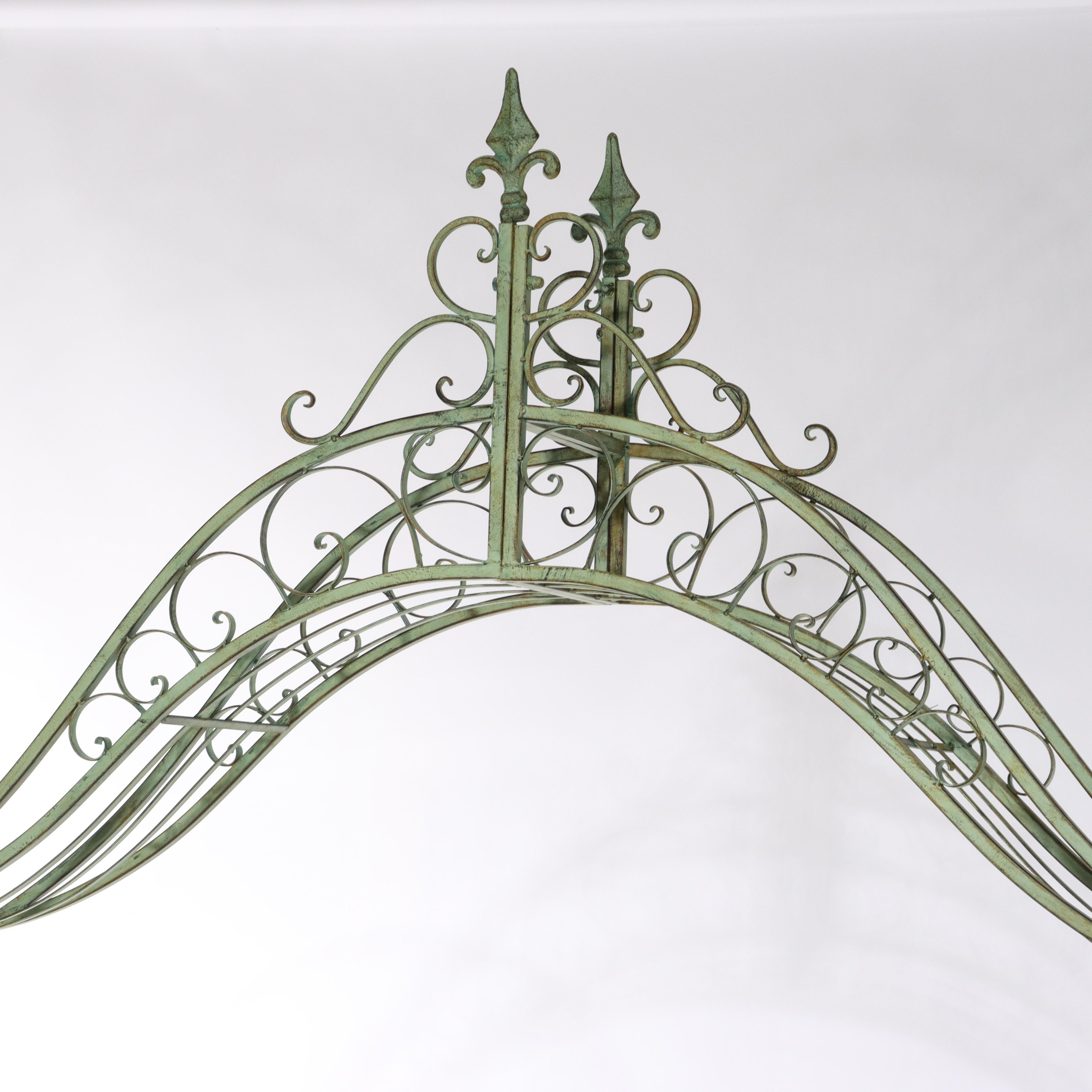 Arche d'entrée de jardin surdimensionnée en fil métallique vintage Verdigris 20thC Bon état - En vente à Big Flats, NY