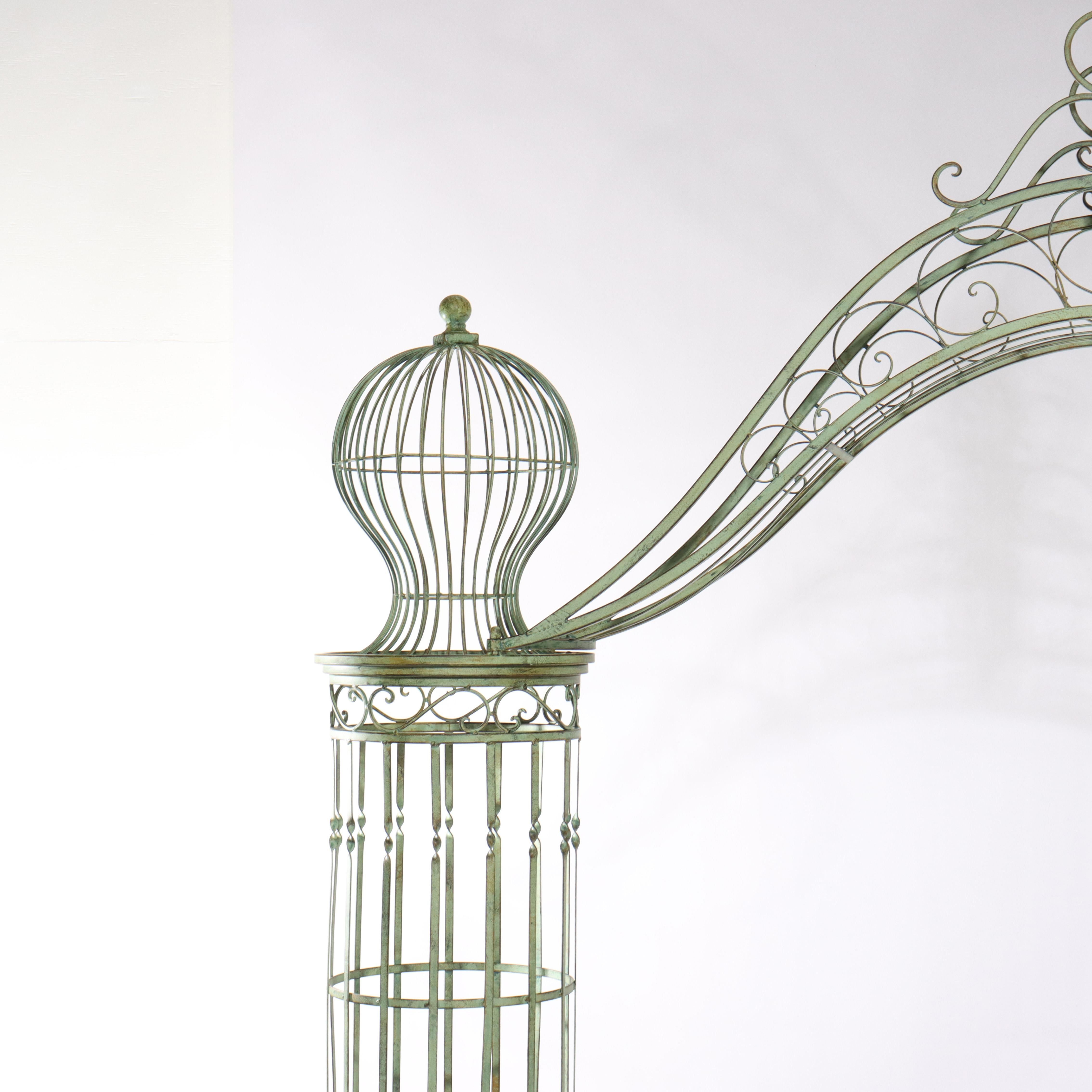 20ième siècle Arche d'entrée de jardin surdimensionnée en fil métallique vintage Verdigris 20thC en vente