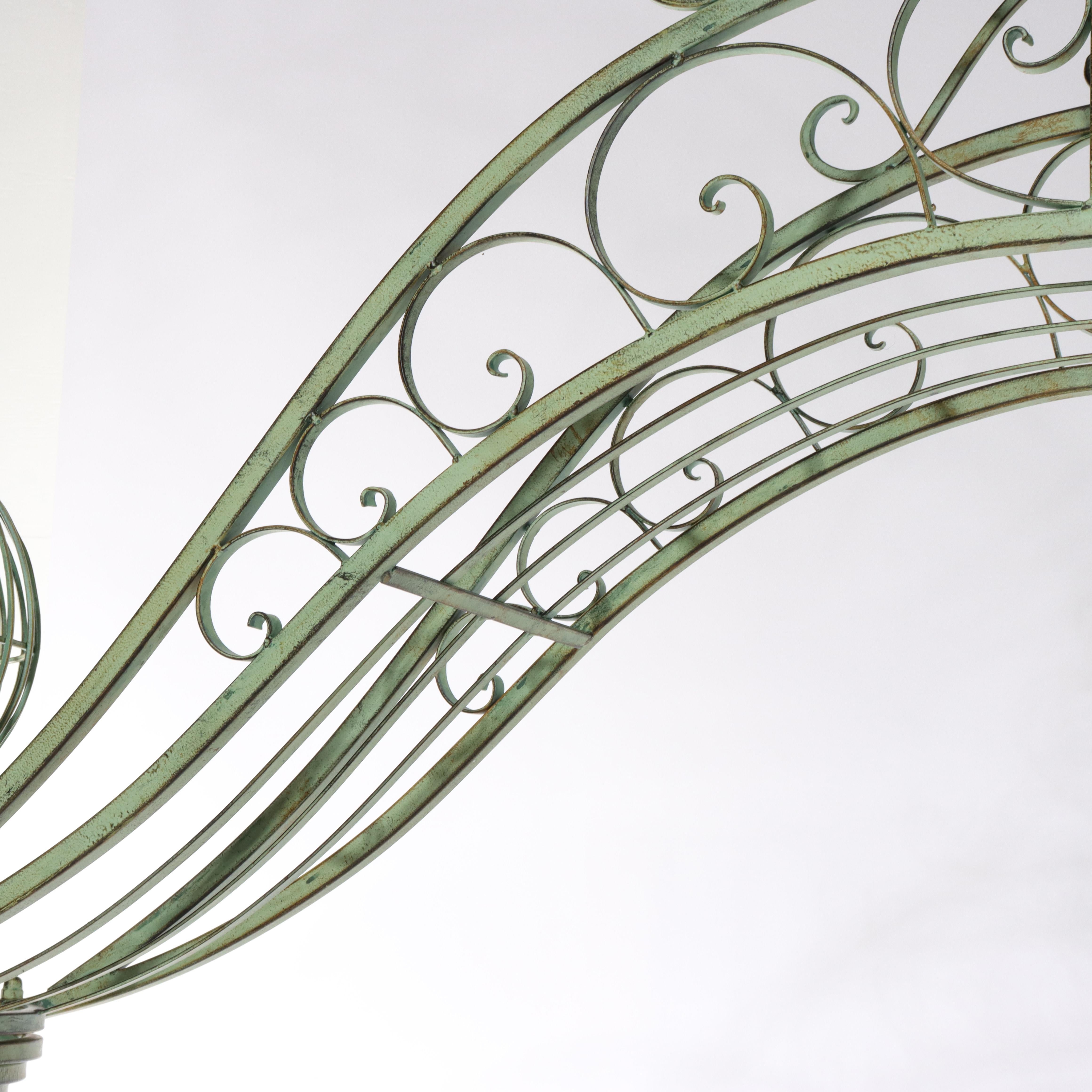 Arche d'entrée de jardin surdimensionnée en fil métallique vintage Verdigris 20thC en vente 4