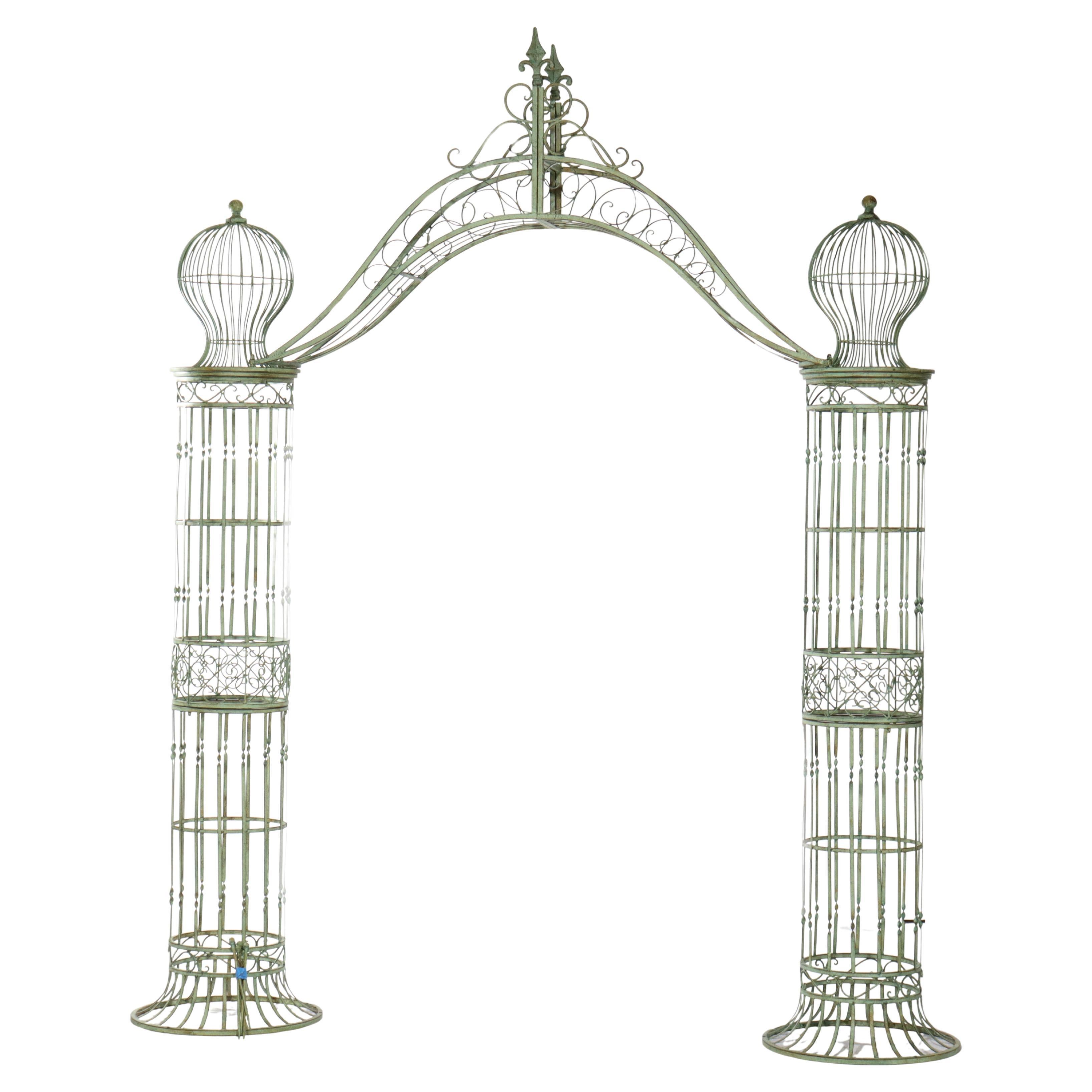 Arche d'entrée de jardin surdimensionnée en fil métallique vintage Verdigris 20thC en vente