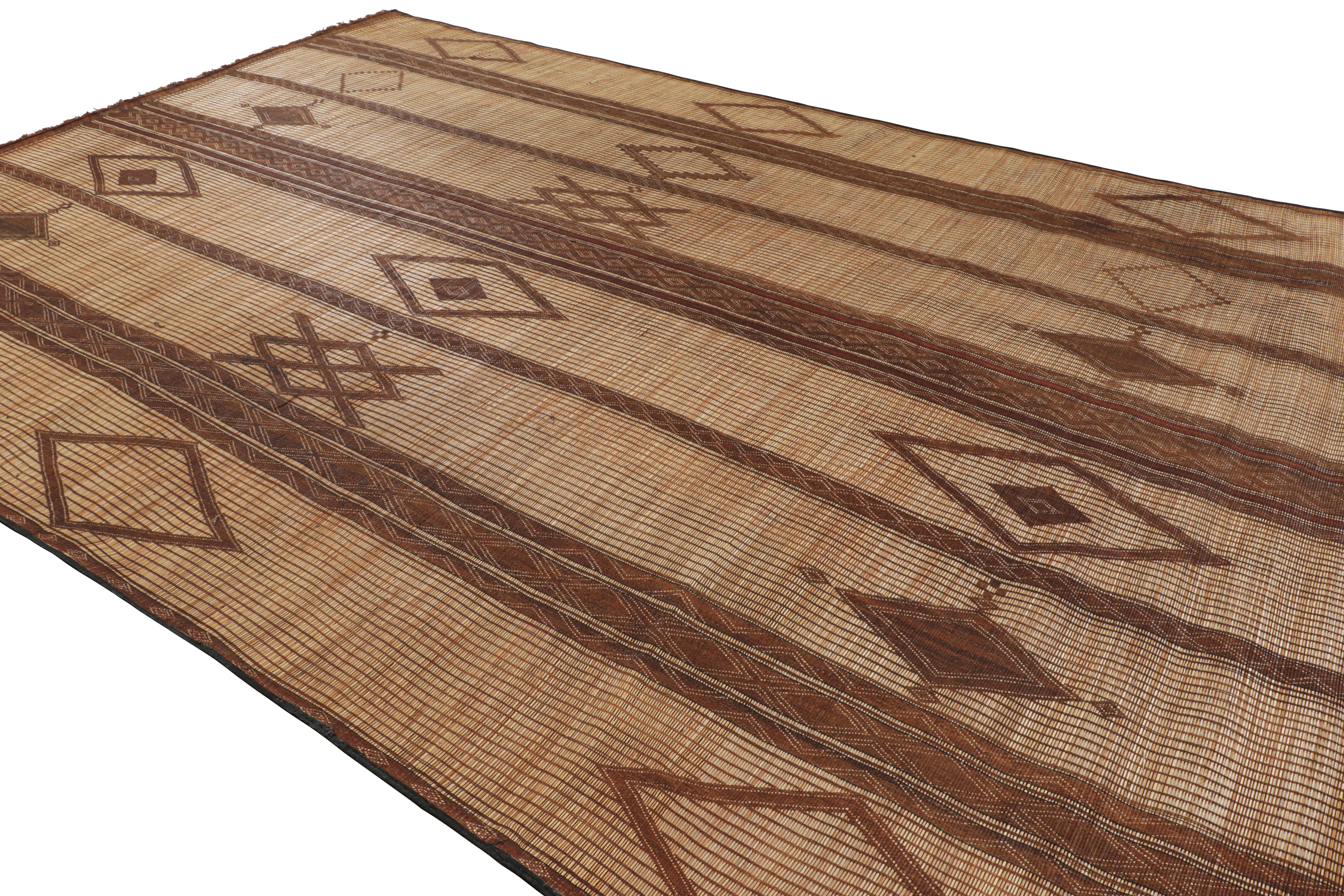 Tessuto a mano Stuoia Tuareg marocchina oversize con motivi geometrici, da Rug & Kilim in vendita