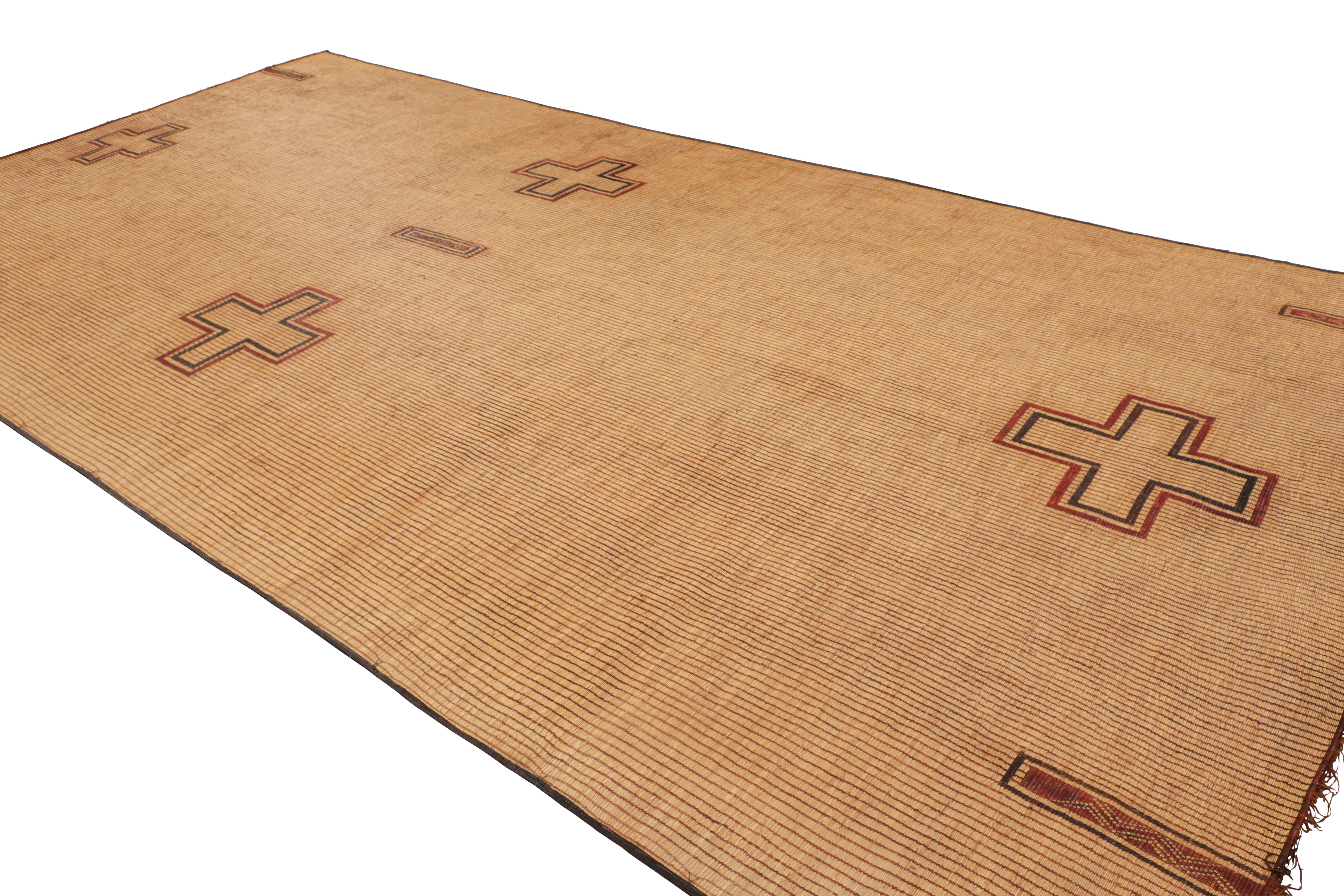 Tessuto a mano Stuoia Tuareg marocchina oversize con motivi geometrici, da Rug & Kilim in vendita