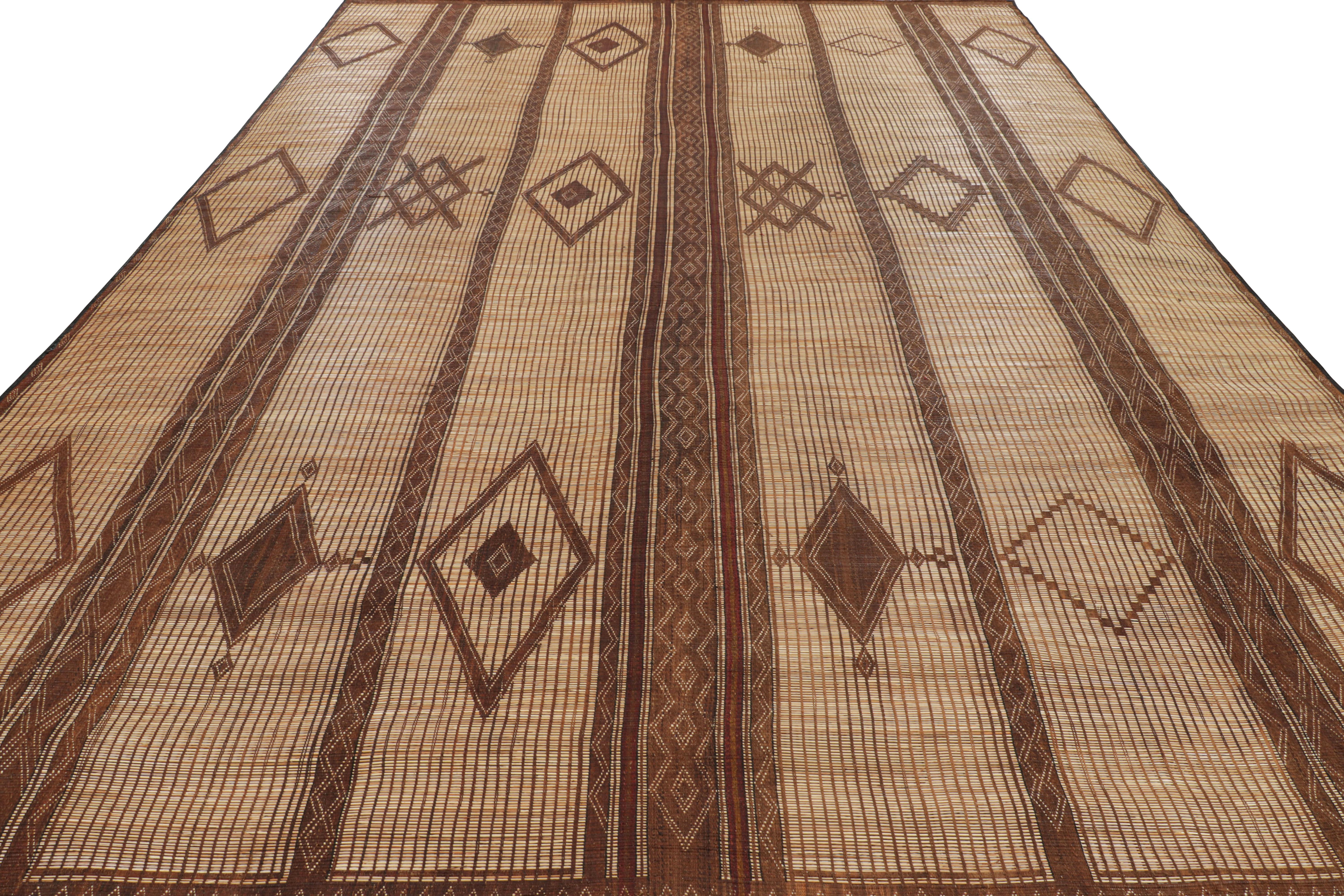 Stuoia Tuareg marocchina oversize con motivi geometrici, da Rug & Kilim In condizioni buone in vendita a Long Island City, NY