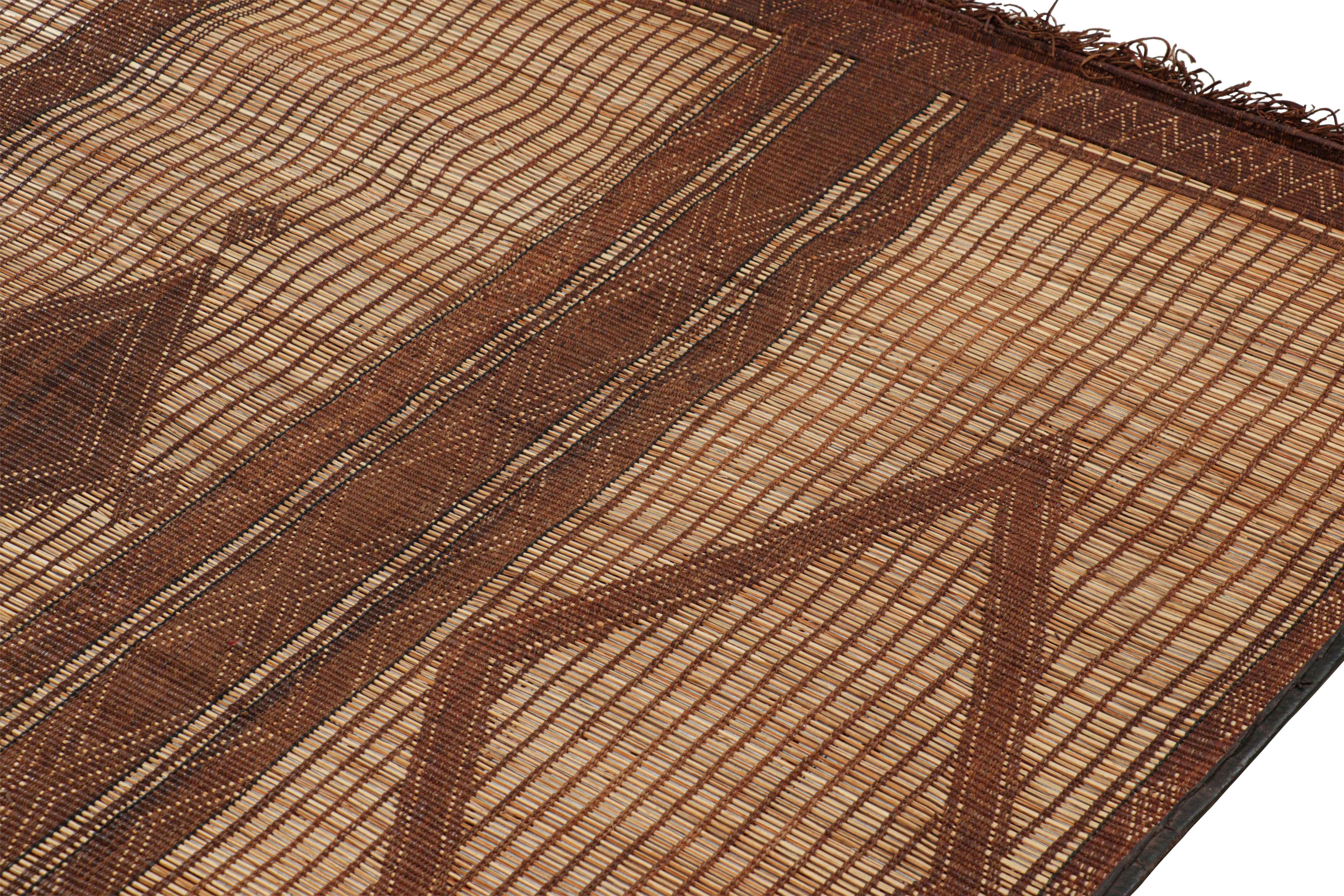 Metà XX secolo Stuoia Tuareg marocchina oversize con motivi geometrici, da Rug & Kilim in vendita