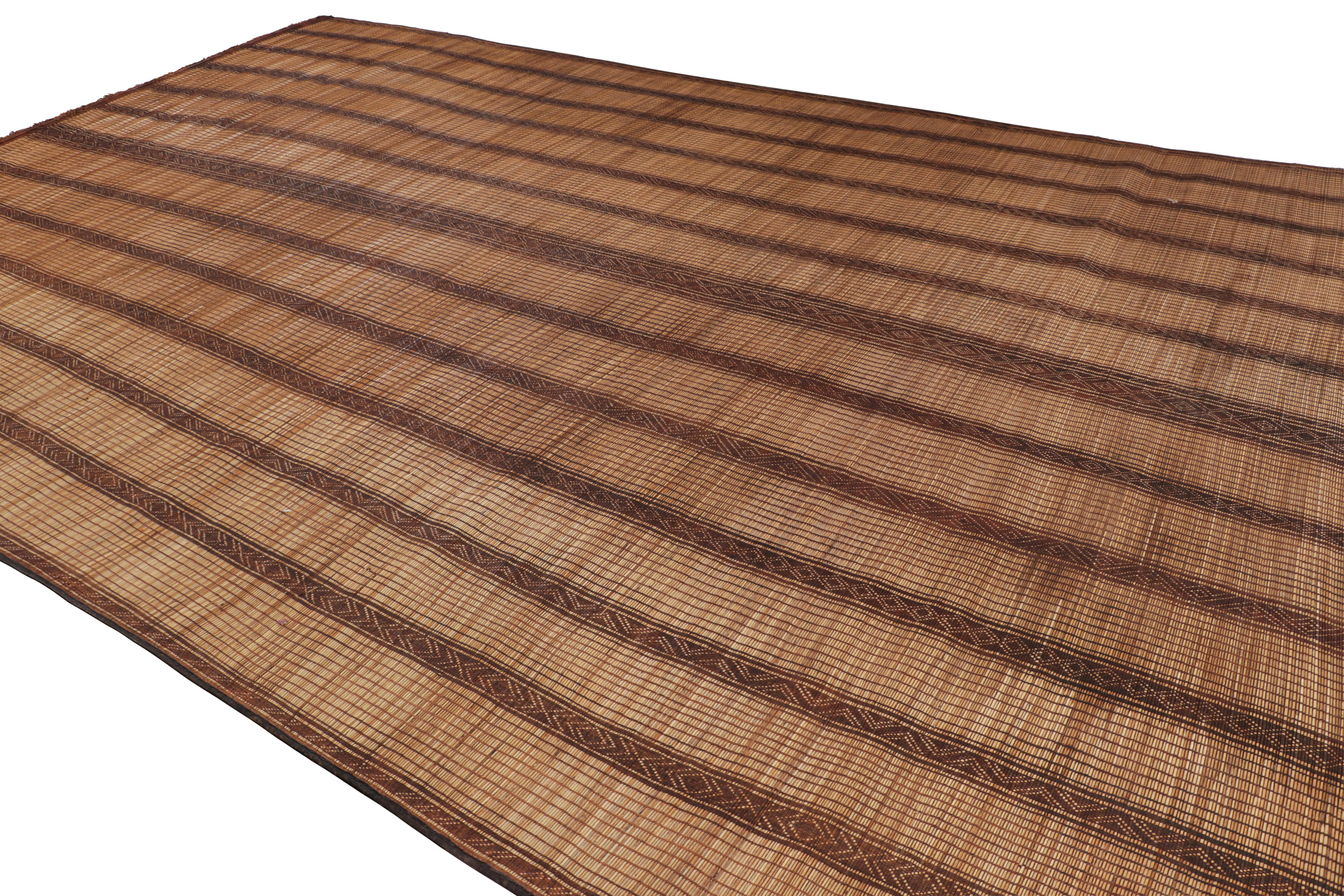 Tessuto a mano Tappetino Tuareg marocchino oversize con strisce geometriche, da Rug & Kilim
