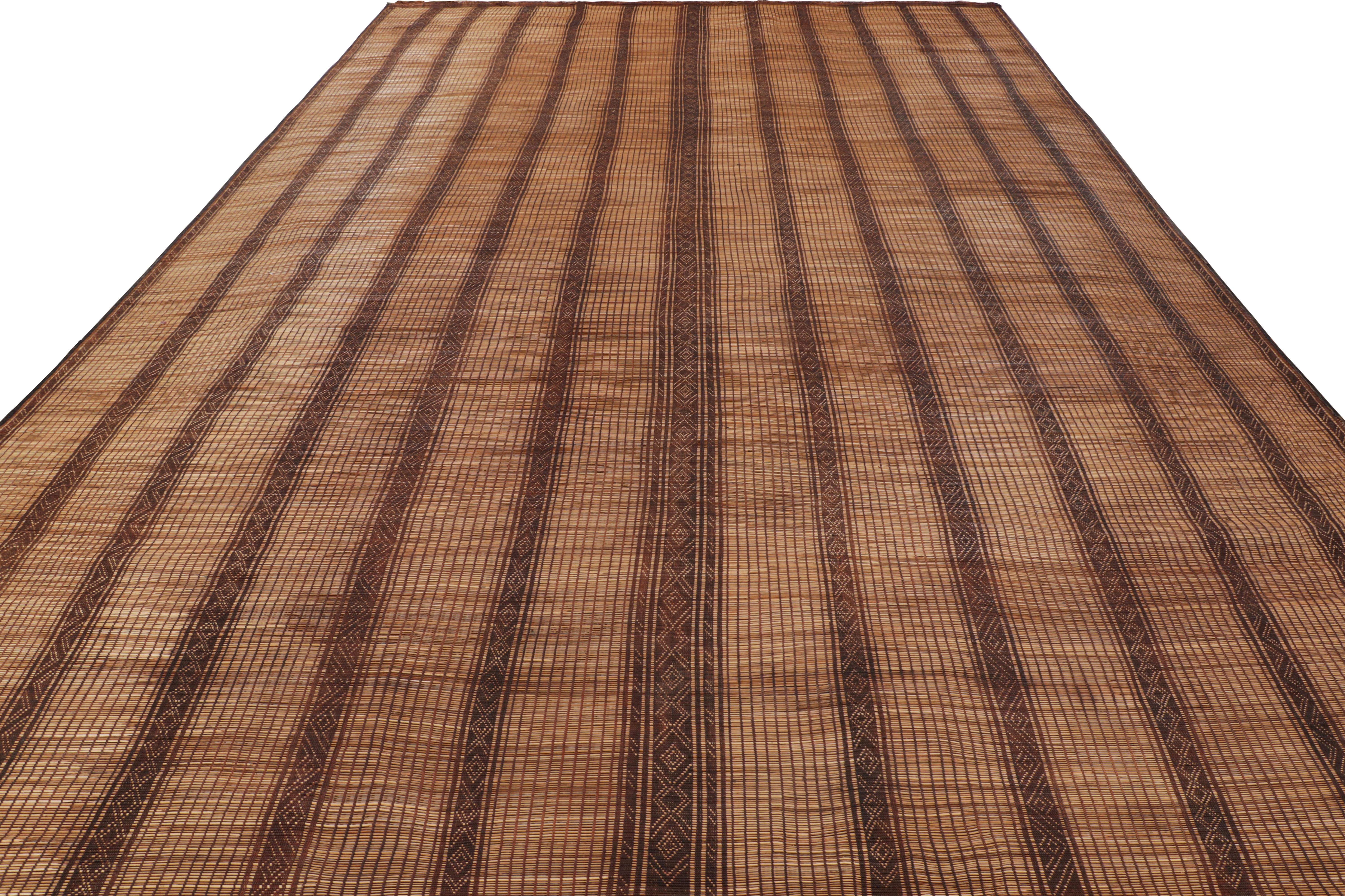 Tappetino Tuareg marocchino oversize con strisce geometriche, da Rug & Kilim In condizioni buone a Long Island City, NY