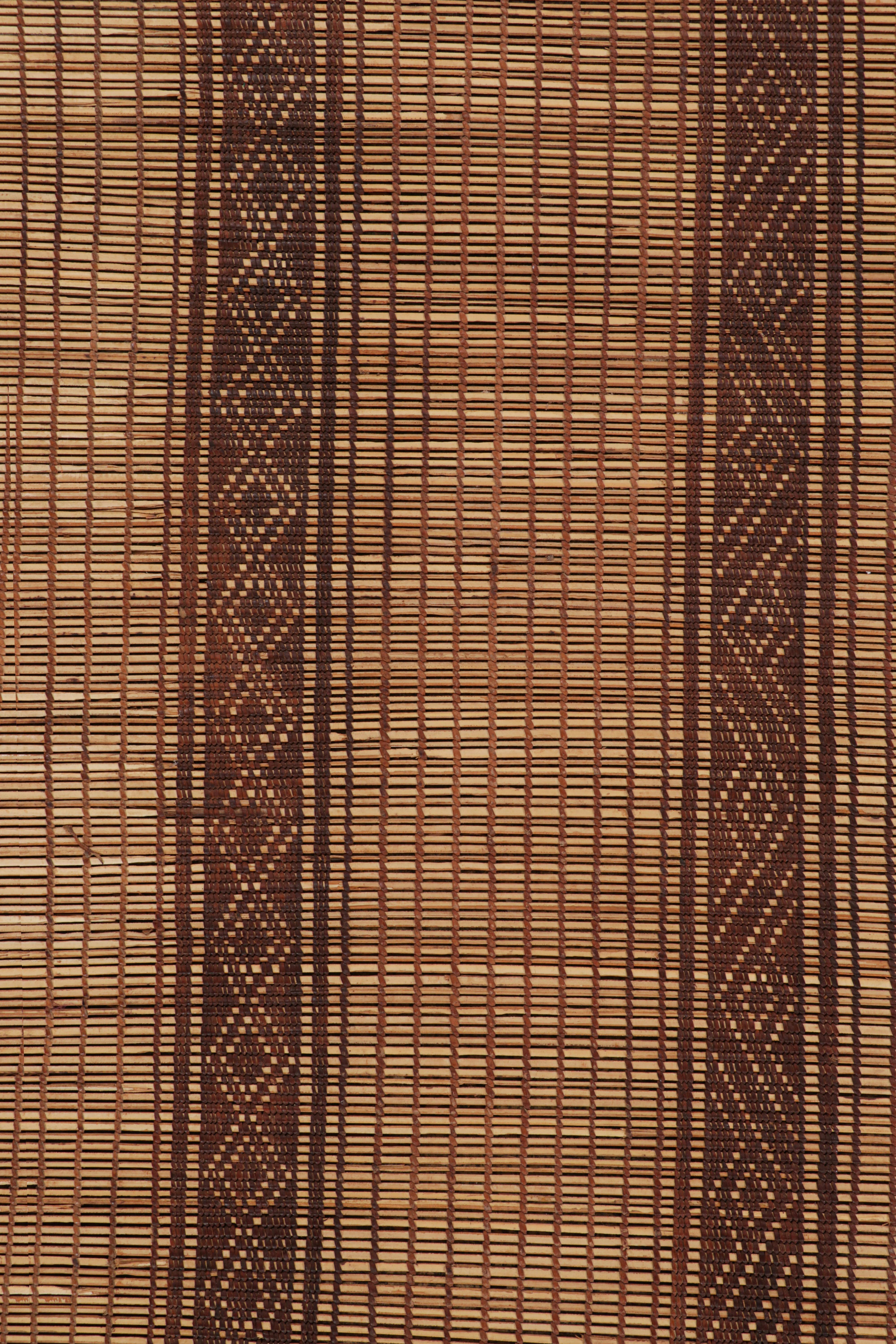 Pelle Tappetino Tuareg marocchino oversize con strisce geometriche, da Rug & Kilim