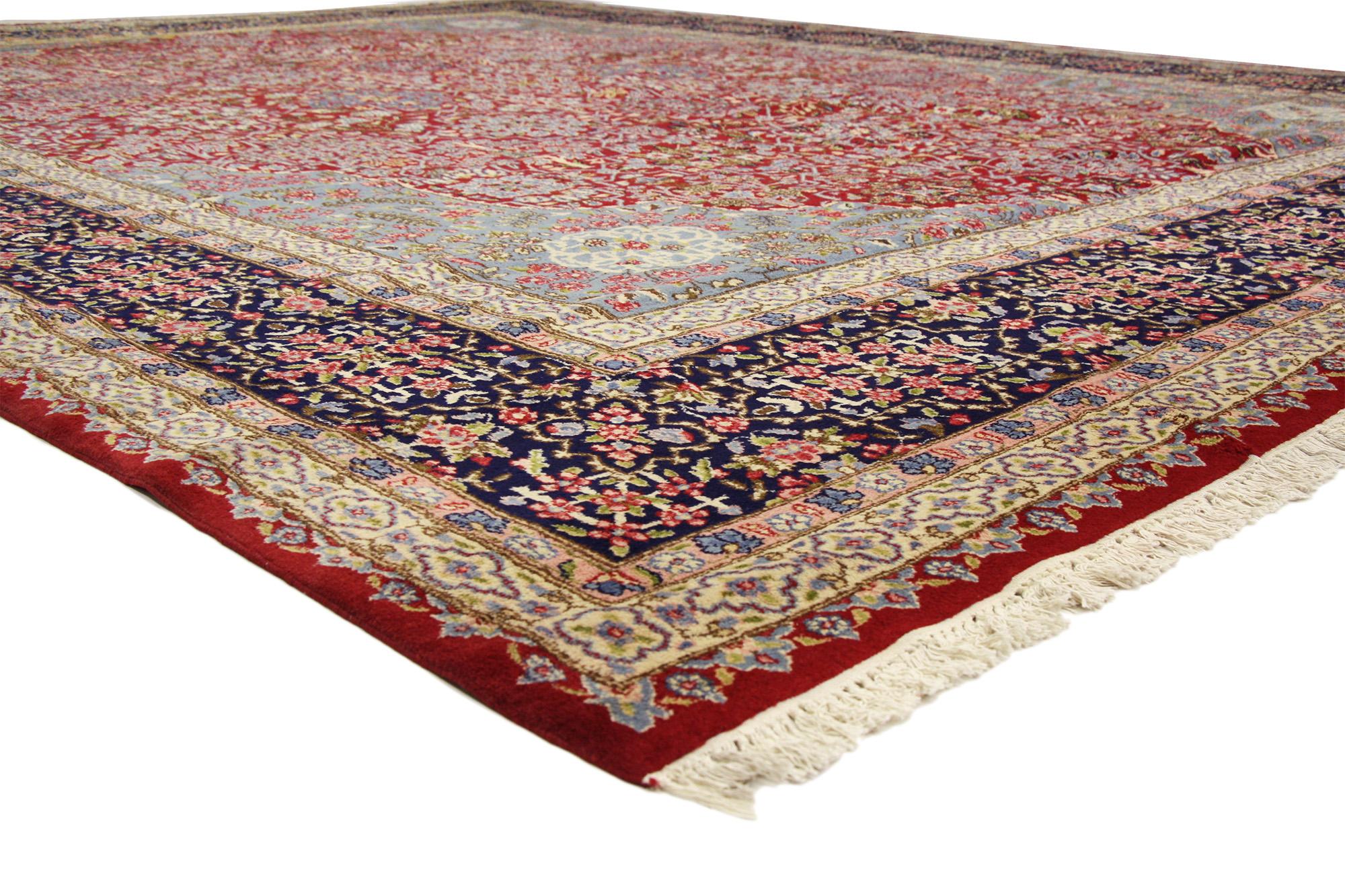 76443 Alfombra Persa Vintage Kerman Millefleur, 13'00 x 16'10. Esta alfombra persa vintage Kerman de lana anudada a mano es un fascinante lienzo de esplendor botánico y diseño magistral. Su campo rojo veteado sirve de rico telón de fondo para un