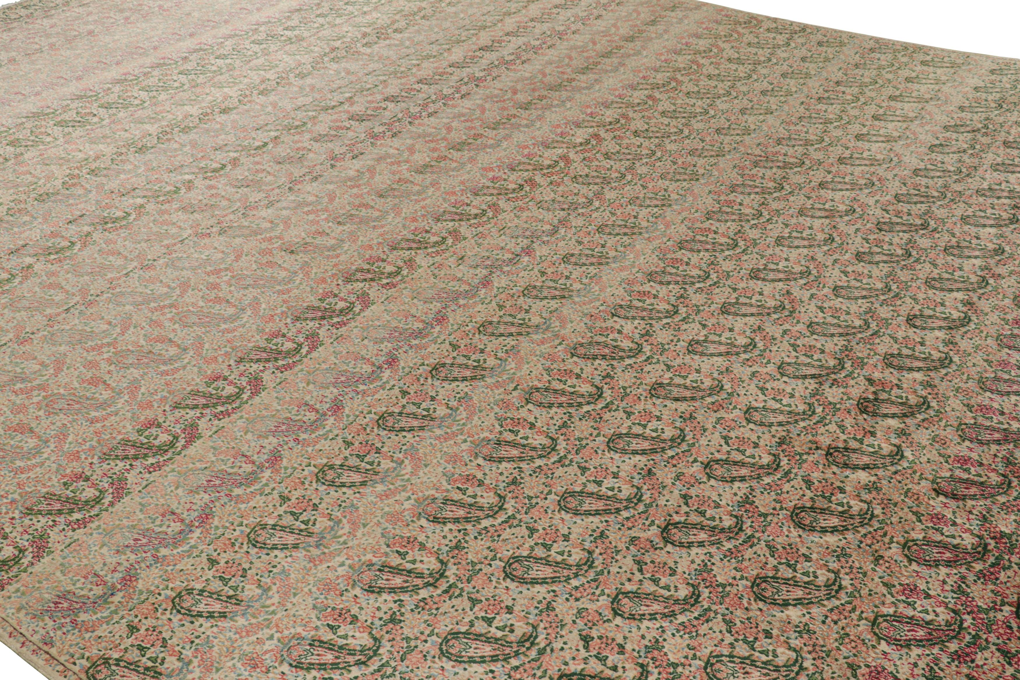 Dieser handgeknüpfte Wollteppich im Format 13x18 aus Persien (ca. 1950-1960) ist ein Meisterwerk einer der begehrtesten Knüpftraditionen für persische Stadtteppiche. 

Über das Design: 

Bewunderer des Kunsthandwerks werden dieses Stück als ein ganz