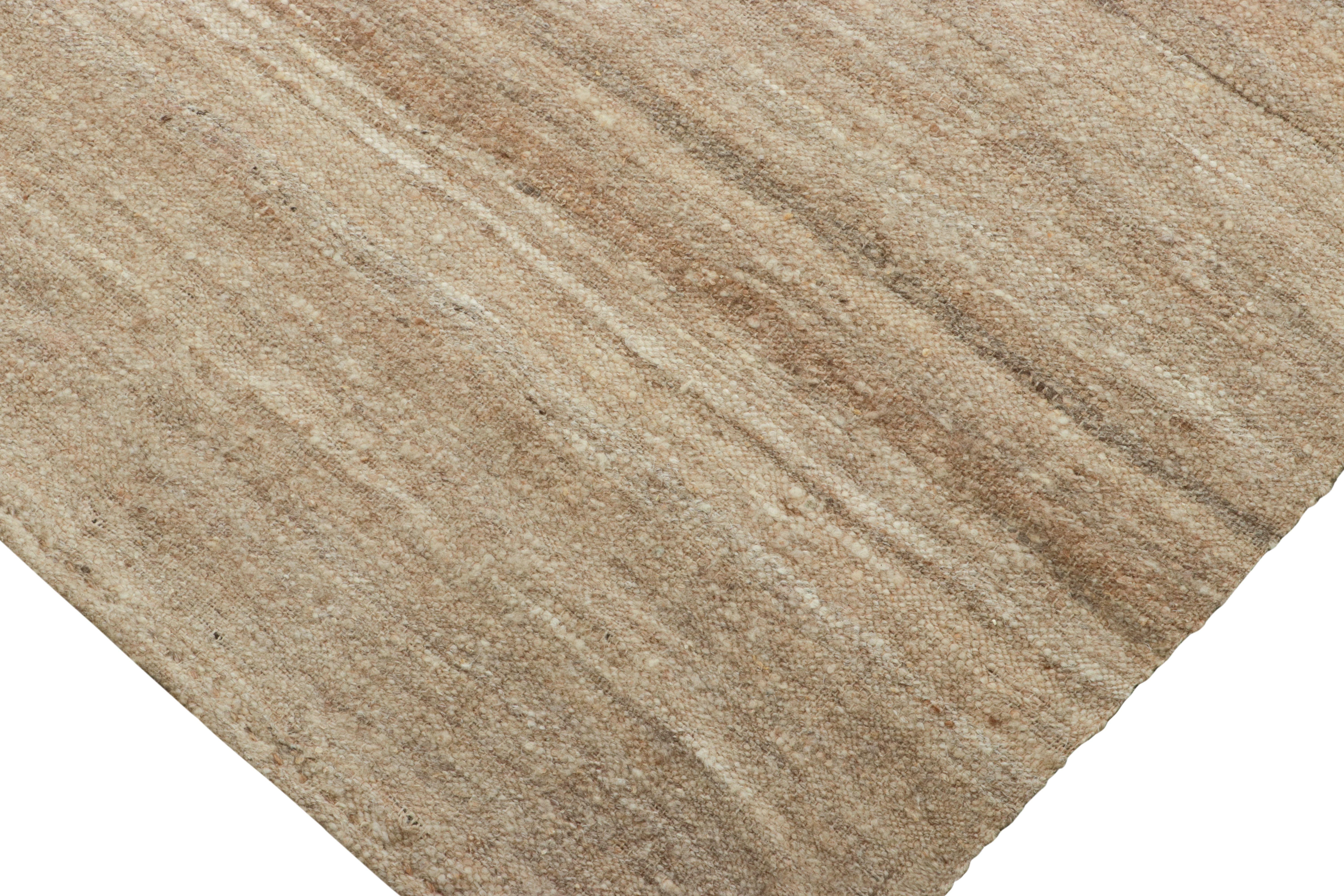 Übergroßer persischer Mazandaran-Kilim in Taupe mit Streifenmuster - Rug & Kilim (Kelim) im Angebot