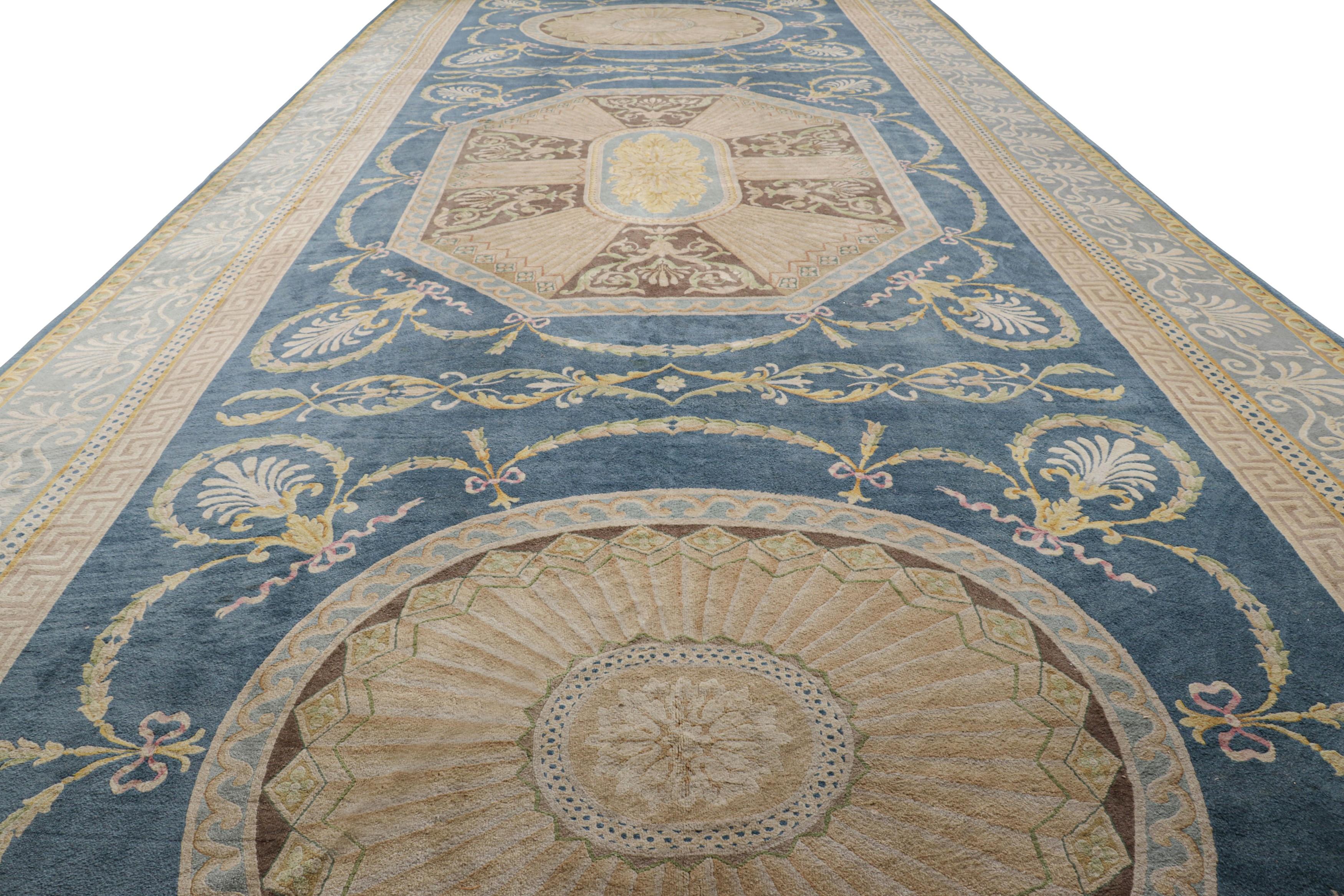 Dieser 15x37 große Savonnerie-Teppich aus handgeknüpfter Wolle aus der Mitte des Jahrhunderts in Spanien ist ein seltenes Meisterwerk aus der europäischen Teppichkollektion von Rug & Kilim - ein extrem sammelwürdiger, übergroßer Teppich, von dem man