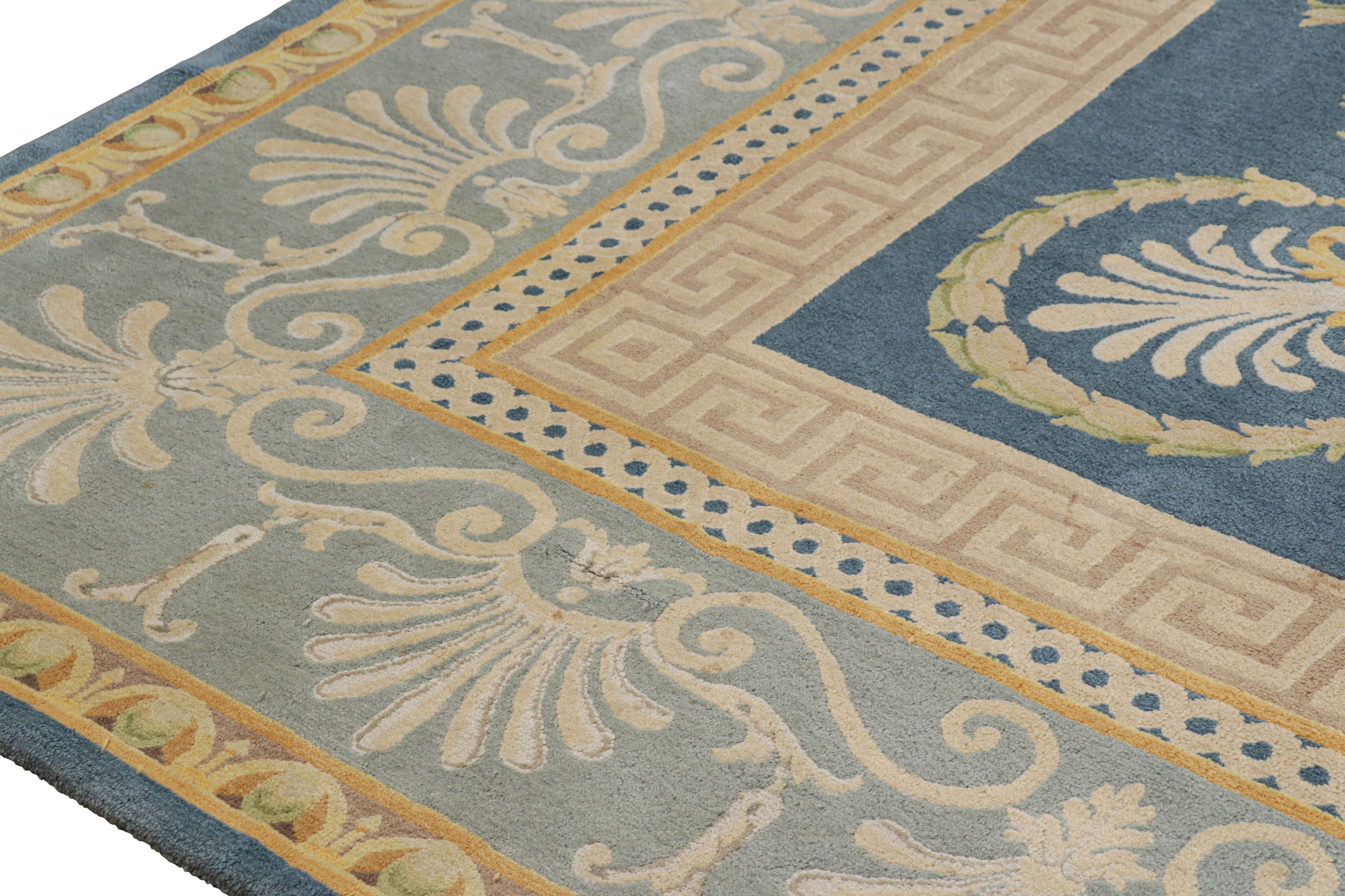Übergroßer Savonnerie-Teppich im Vintage-Stil mit geometrischem Medaillon  Rug & Kilim (Handgeknüpft) im Angebot