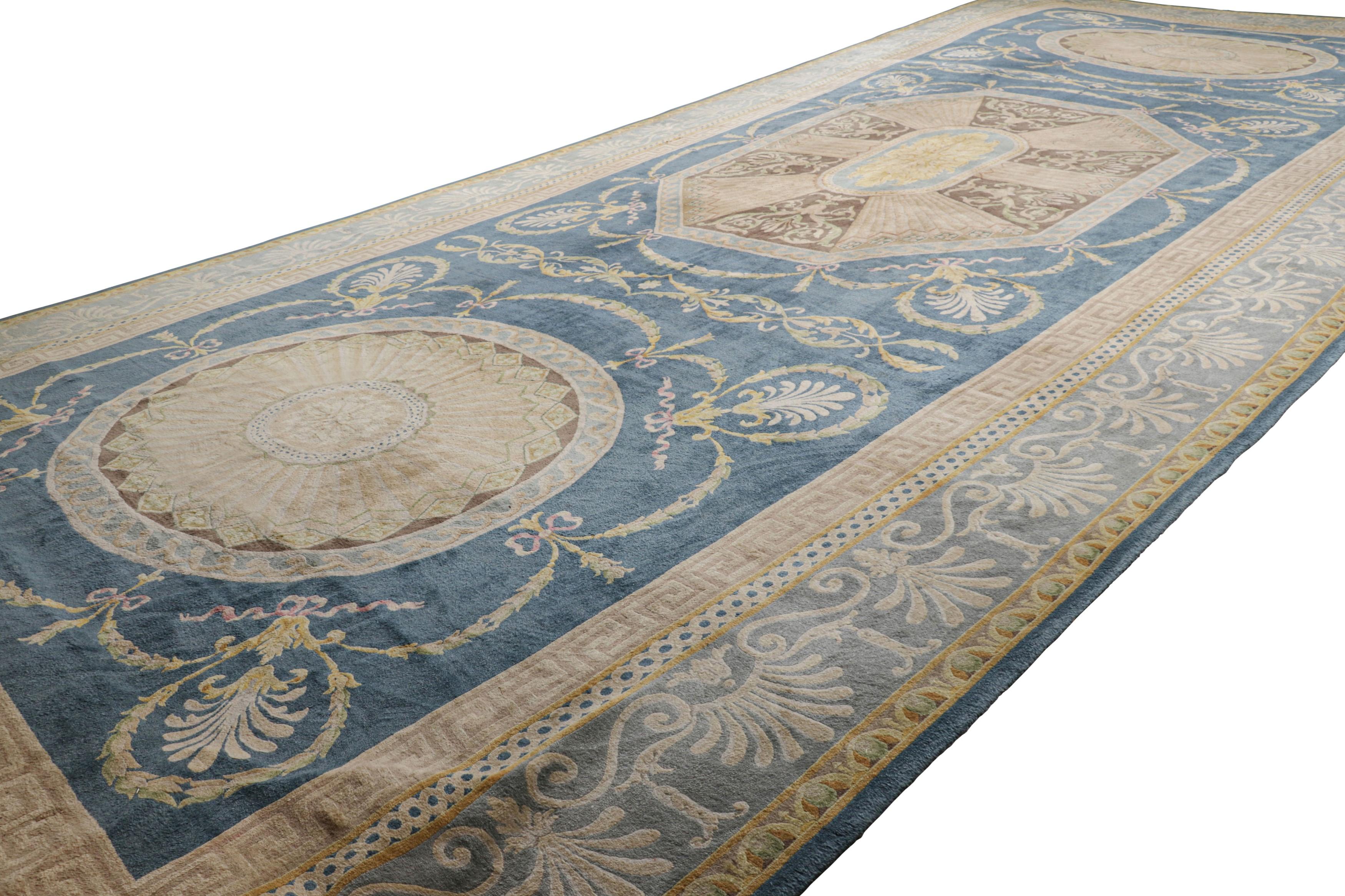 Übergroßer Savonnerie-Teppich im Vintage-Stil mit geometrischem Medaillon  Rug & Kilim im Zustand „Gut“ im Angebot in Long Island City, NY