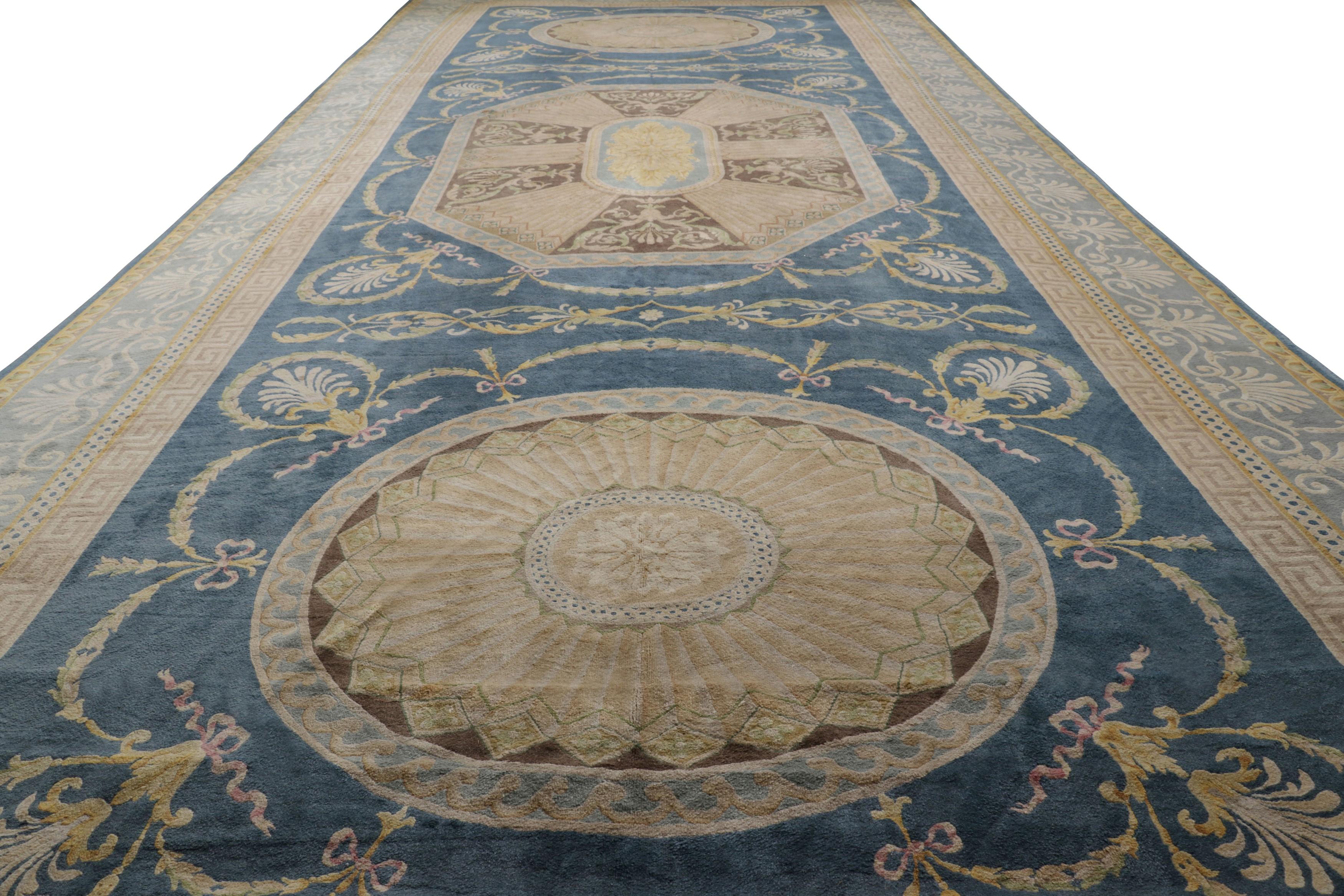 Übergroßer Savonnerie-Teppich im Vintage-Stil mit geometrischem Medaillon  Rug & Kilim (Mitte des 20. Jahrhunderts) im Angebot