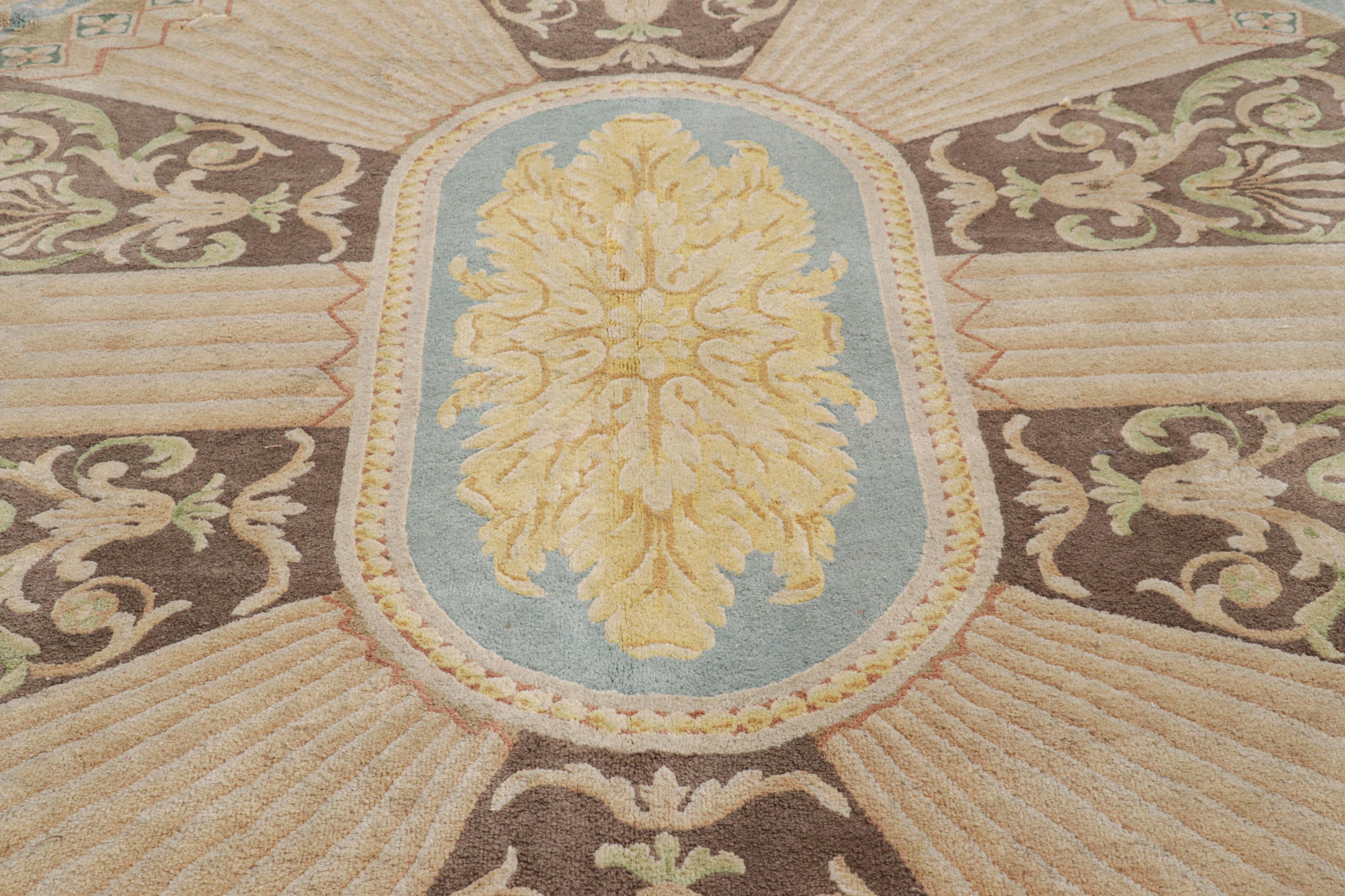 Übergroßer Savonnerie-Teppich im Vintage-Stil mit geometrischem Medaillon  Rug & Kilim (Wolle) im Angebot