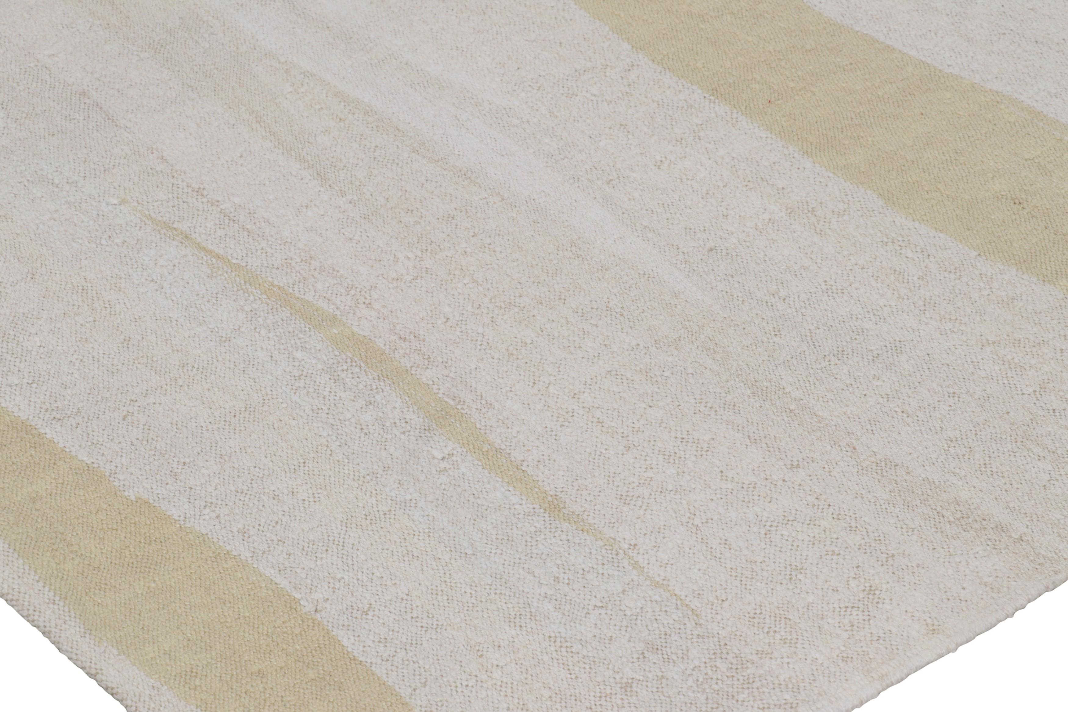Turc Kilim massif vintage surdimensionné dans les tons beige, crème et or - Rug & Kilim en vente
